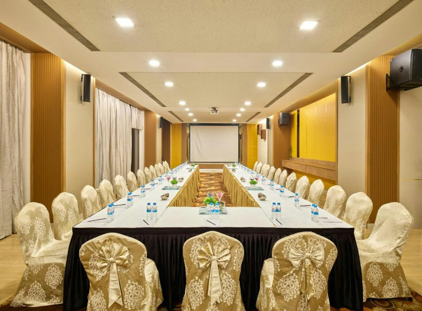 Foto - Sayaji Pune
