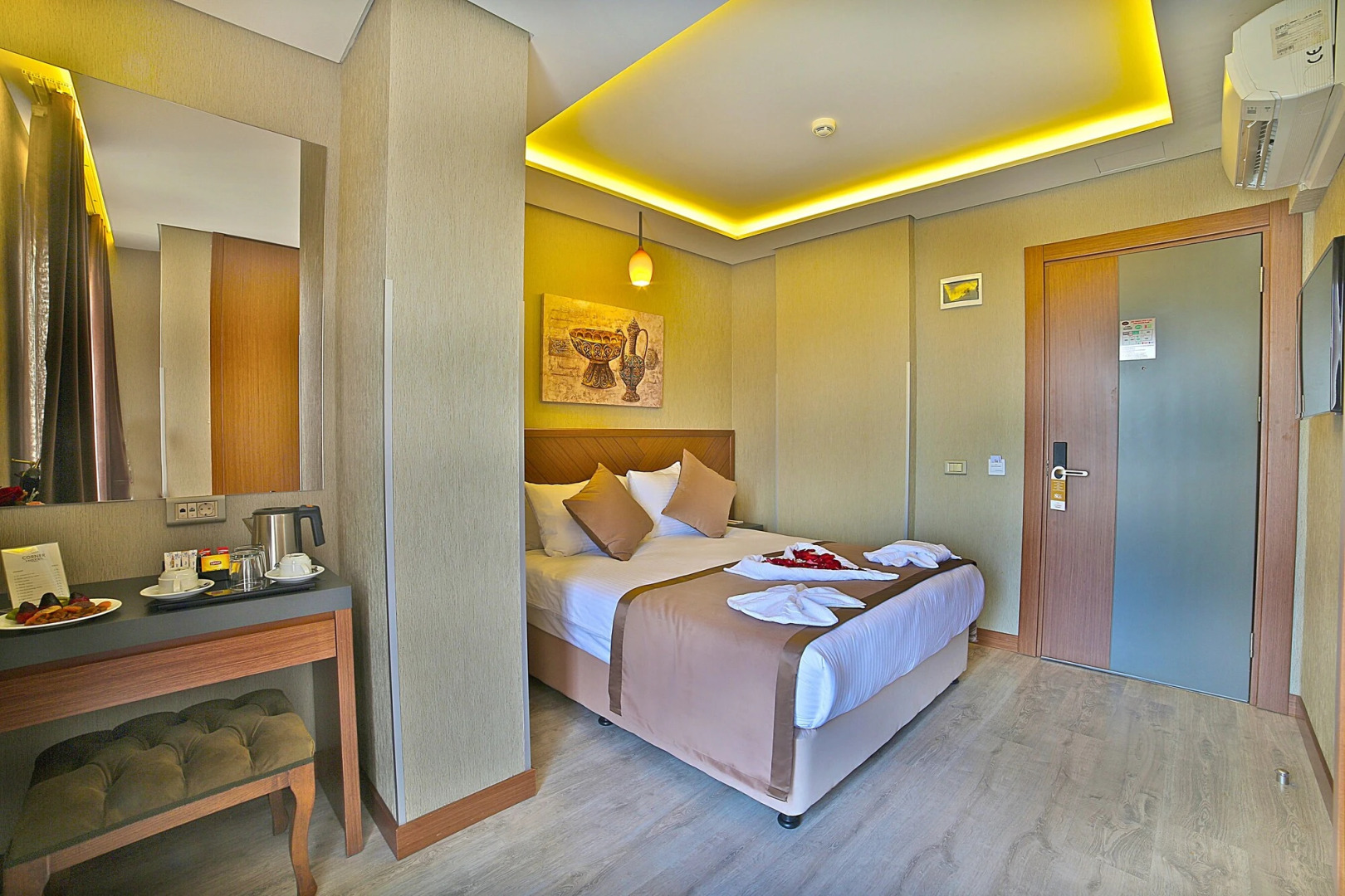 Photo - Corner Hotel Laleli