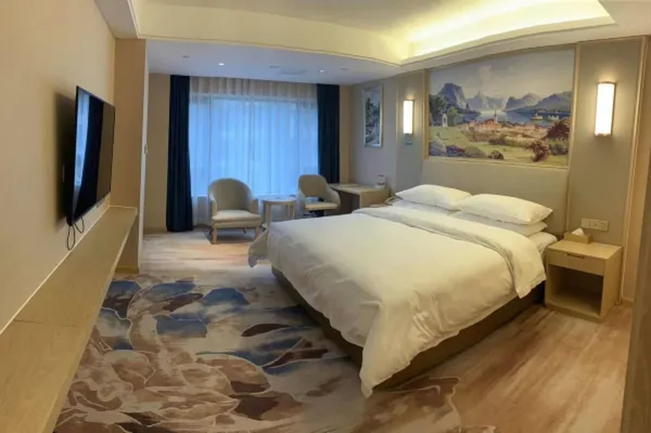 Vienna Hotel (Xinjin Old Pier, Liujianian Metro Station)
