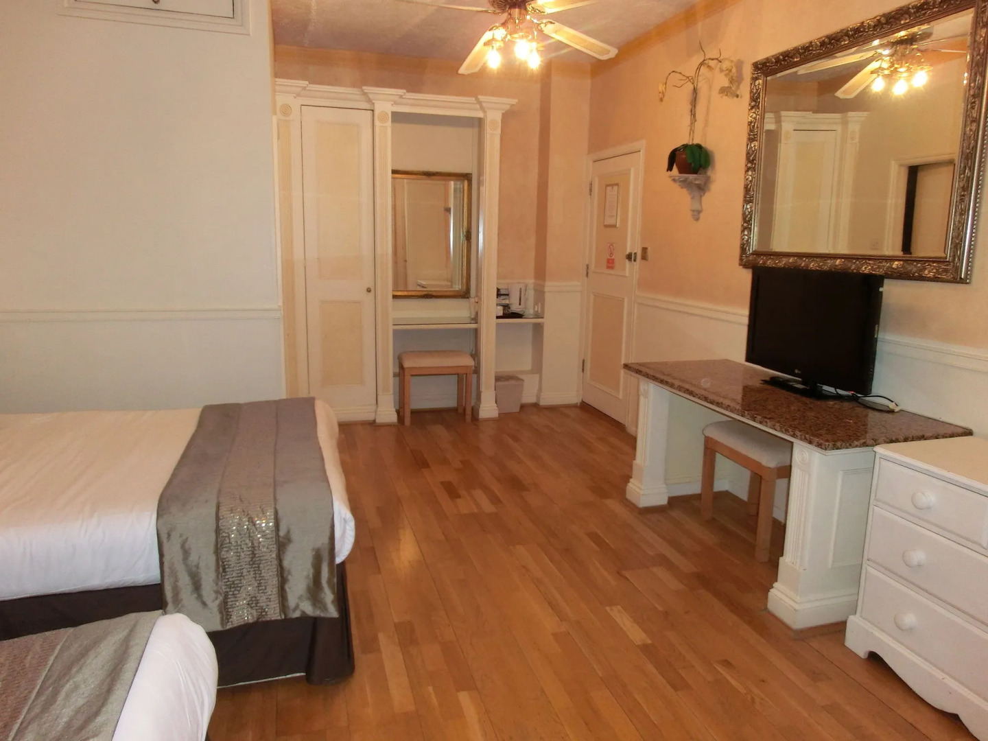 Photo - Rushmore Hotel