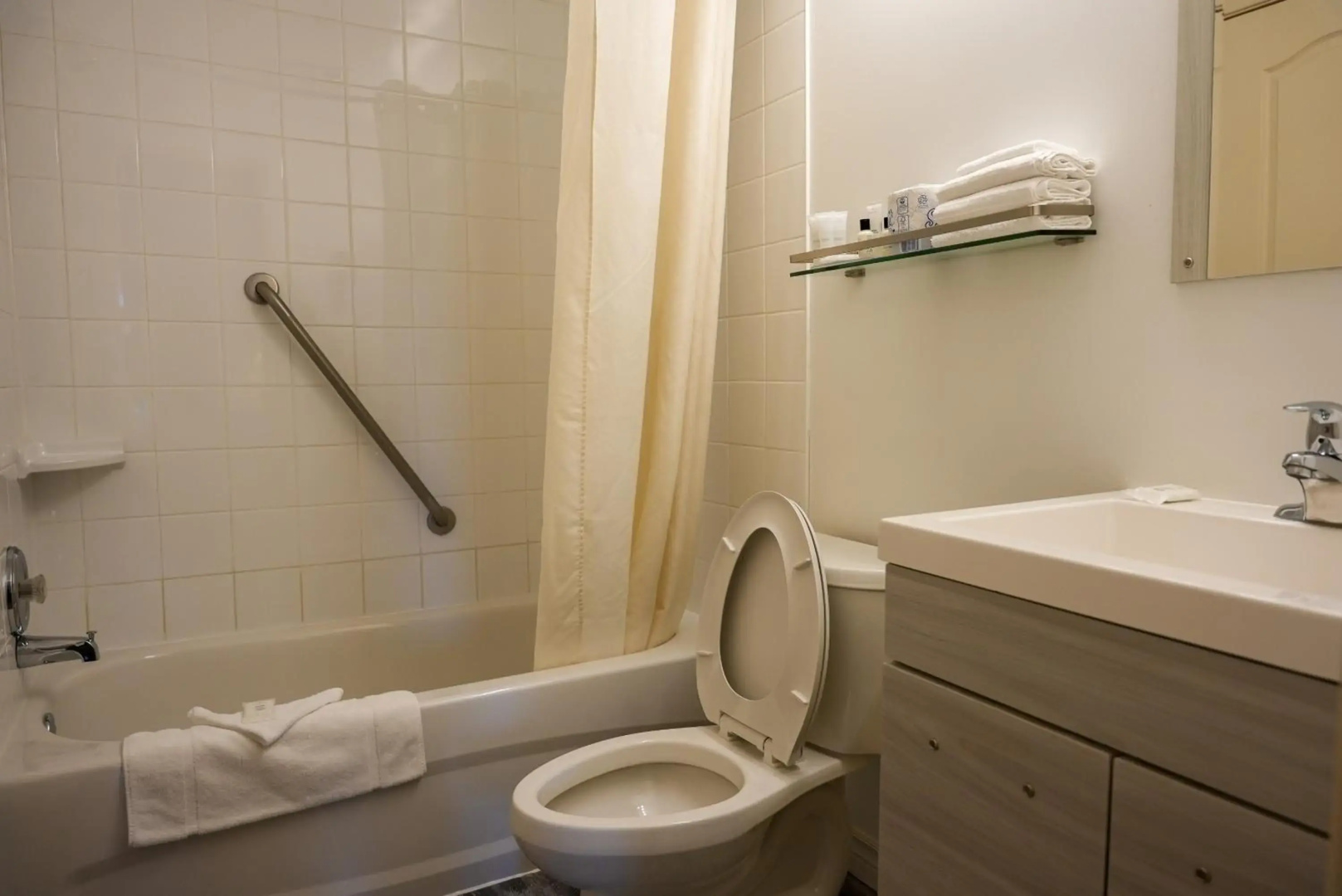 Photo - Travelodge by Wyndham Niagara Falls At the Falls