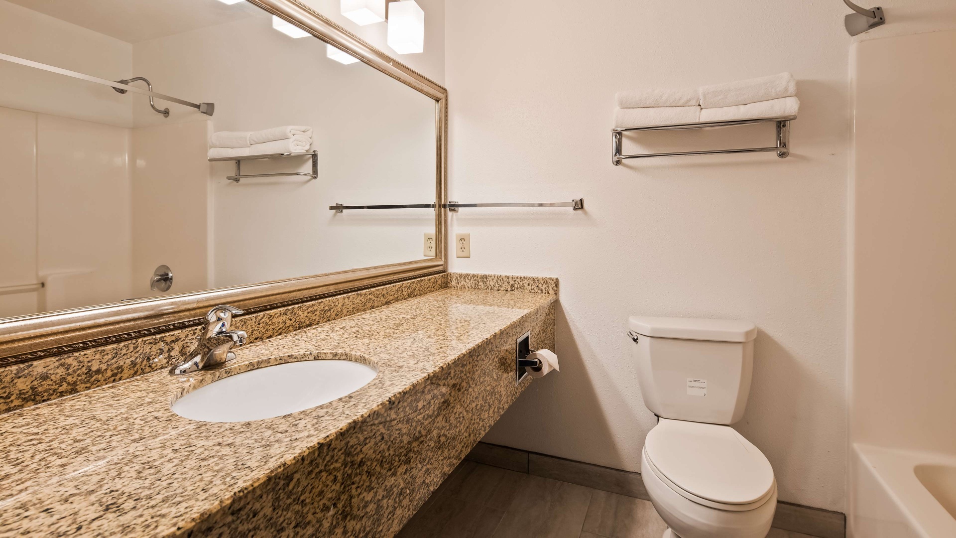 Photo - Best Western Inn & Suites - Midway Airport