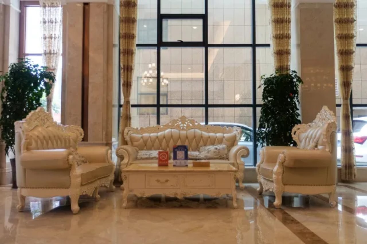 Vienna International Hotel (Xinyang Railway Station Tianrun Plaza Store)