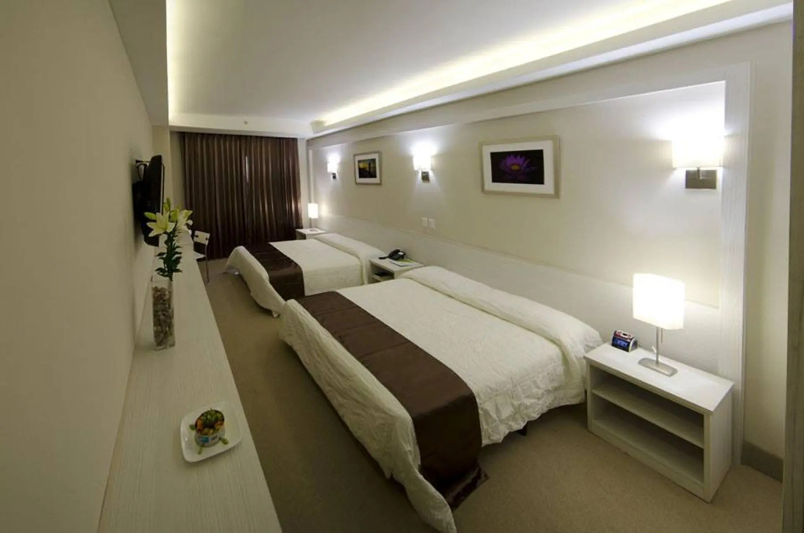 Photo - Weston Suites Hotel