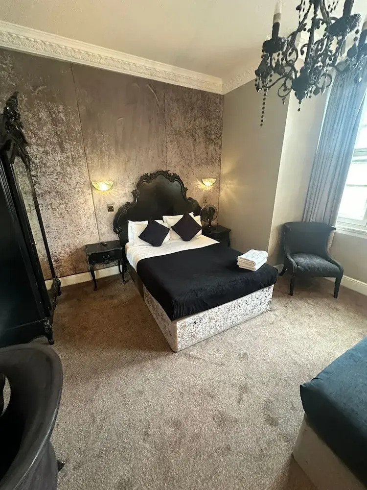 Photo - White Star Line Hotel