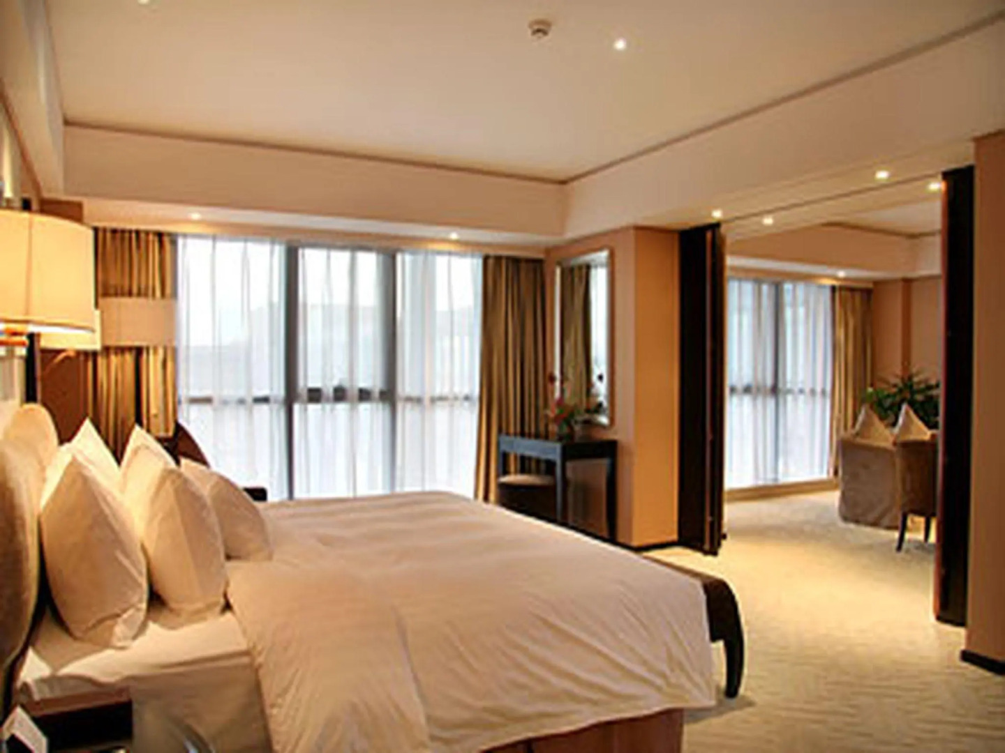 Photo - The Lakeview Hotel