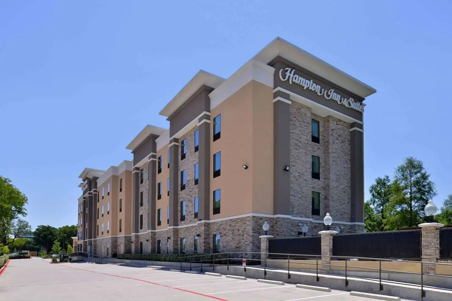 Photo - Hampton Inn & Suites Dallas Market Center