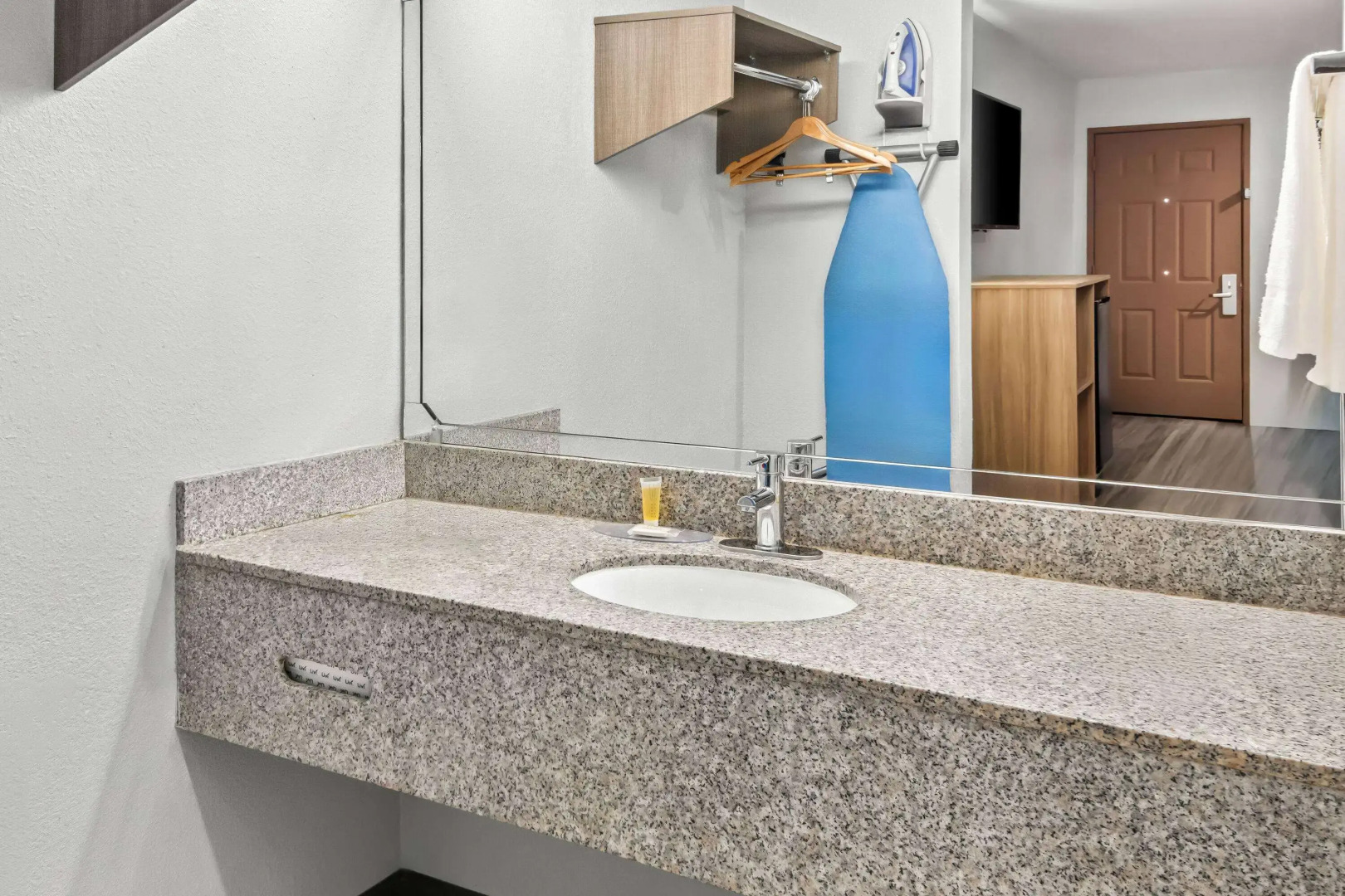 Photo - Super 8 by Wyndham Grand Prairie Southwest