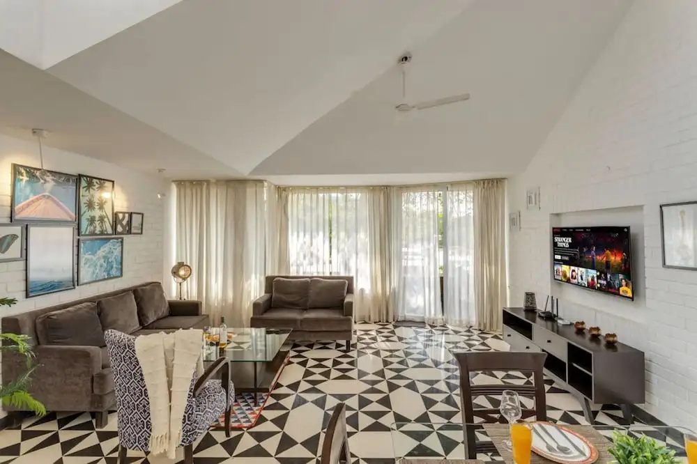 Modern 2bhk w Rooftop Pool 10 Mins Drive to Beach