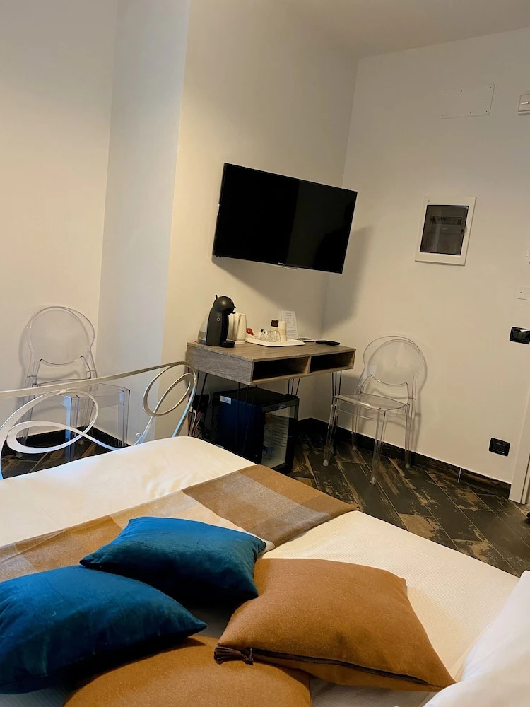 Photo - Gatto Bianco Le Mura