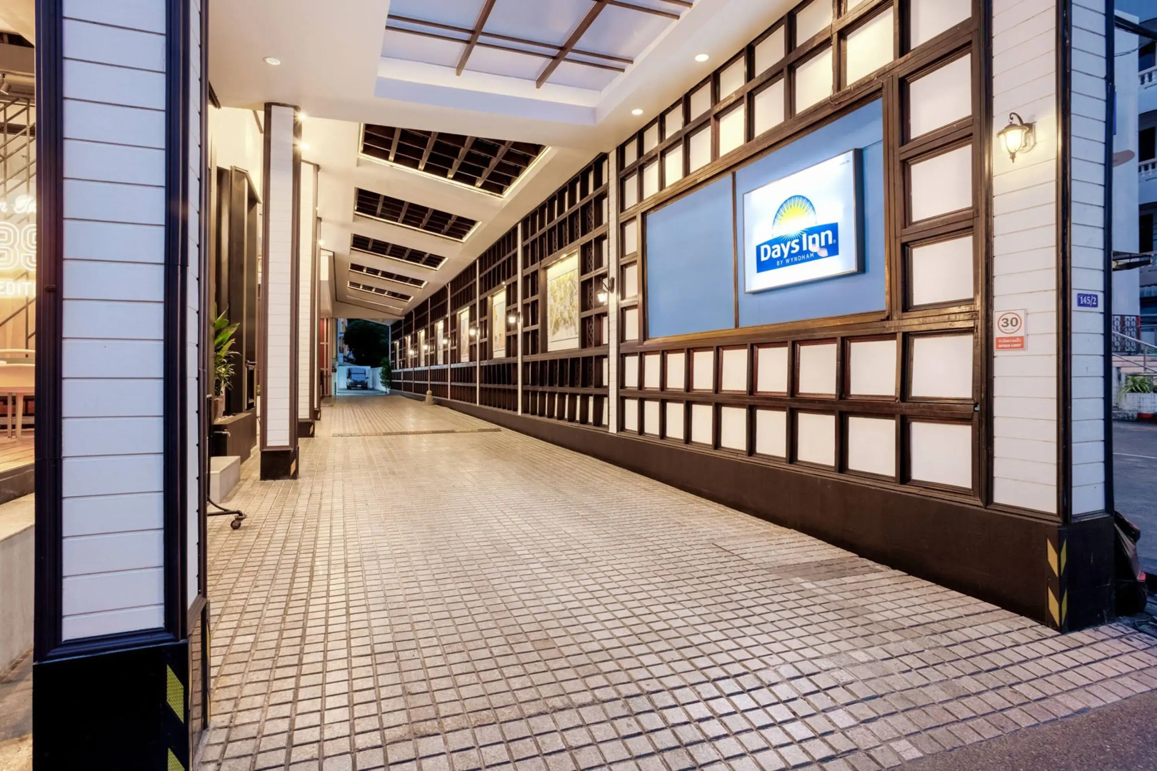 Foto - Days Inn by Wyndham Patong Beach