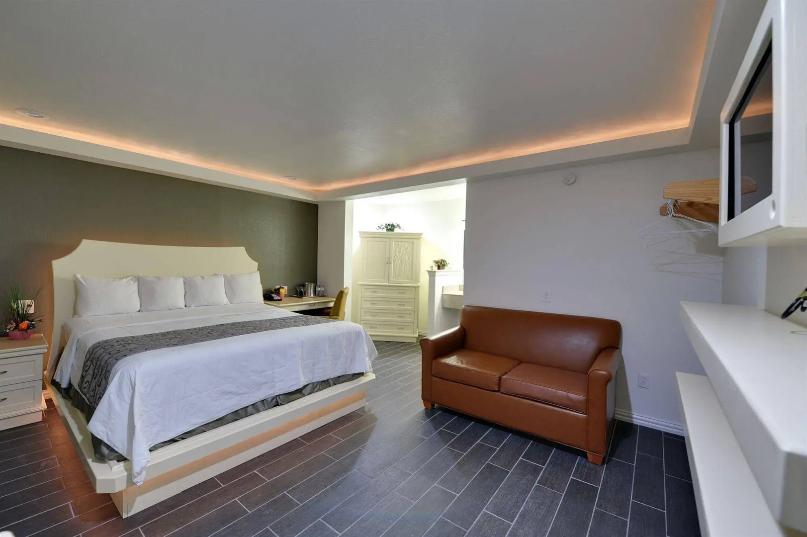 Photo - Romantic Inn & Suites