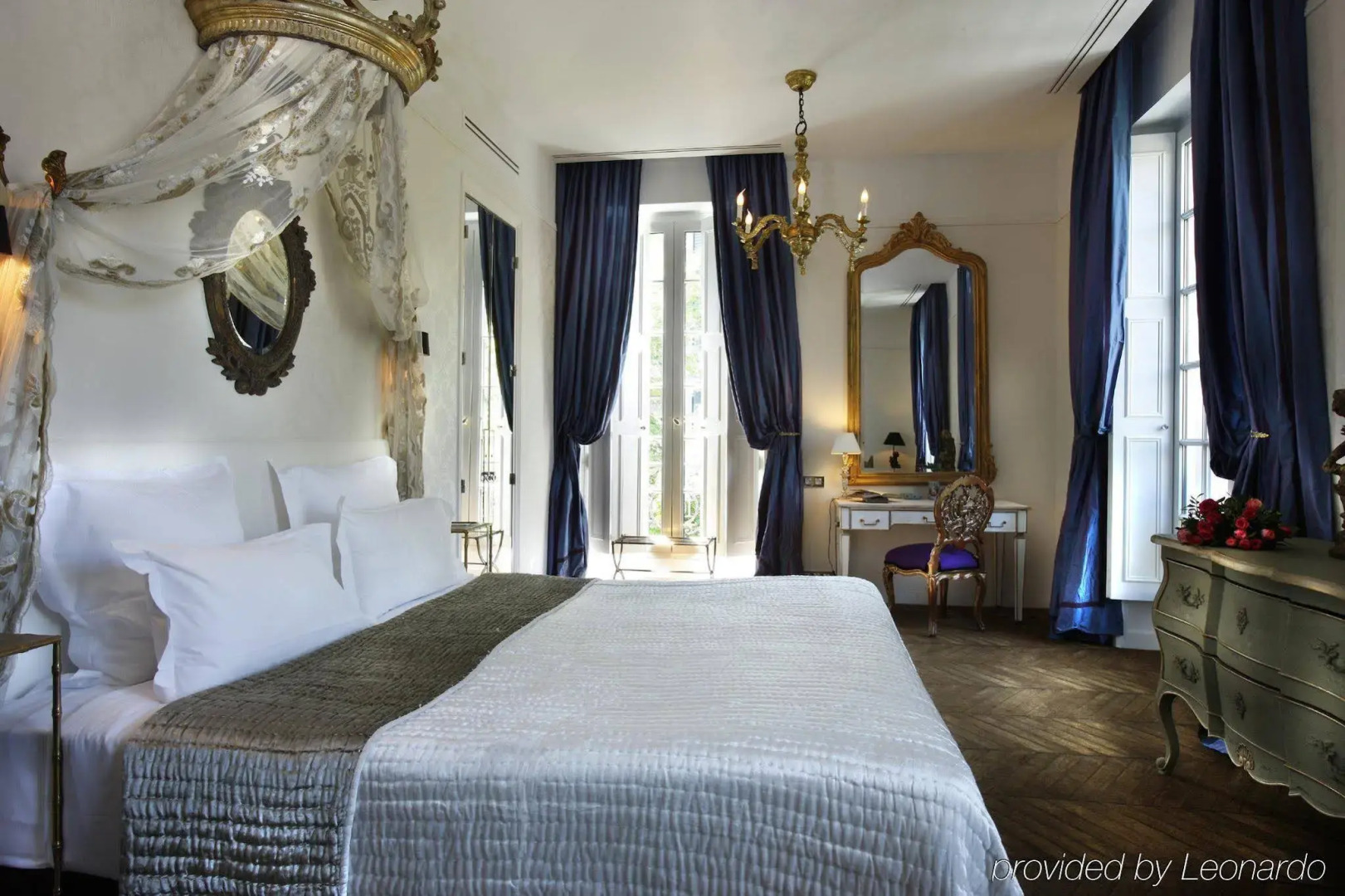 Photo - Saint James Paris