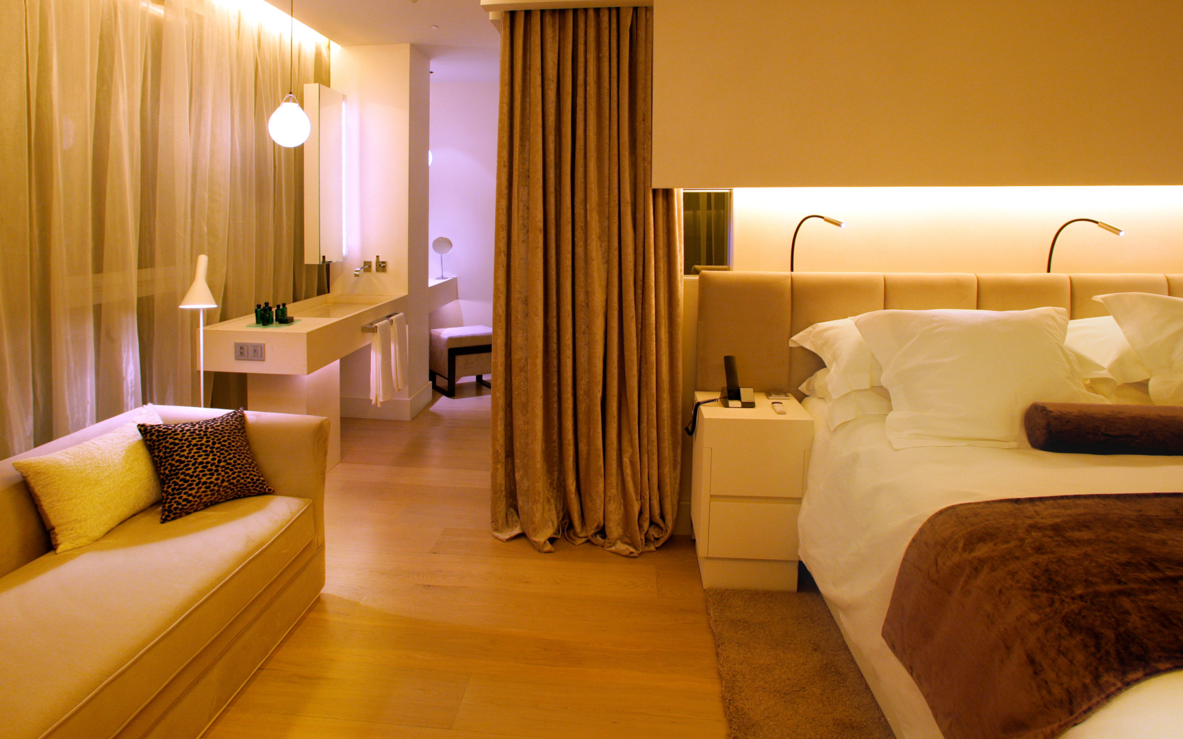 Photo - ABaC H&R Barcelona Monument