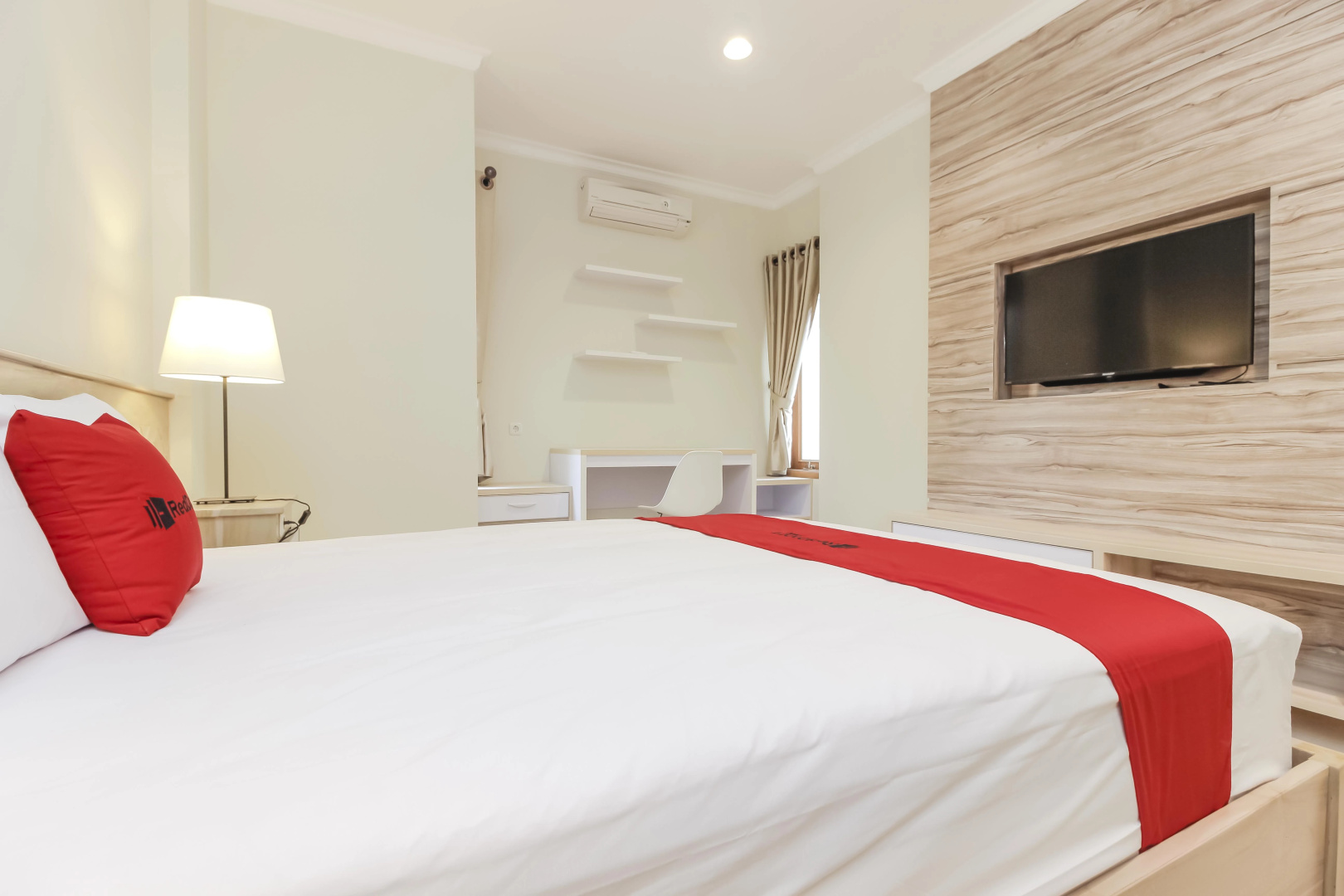 Photo - RedDoorz Premium near Ragunan Zoo 2
