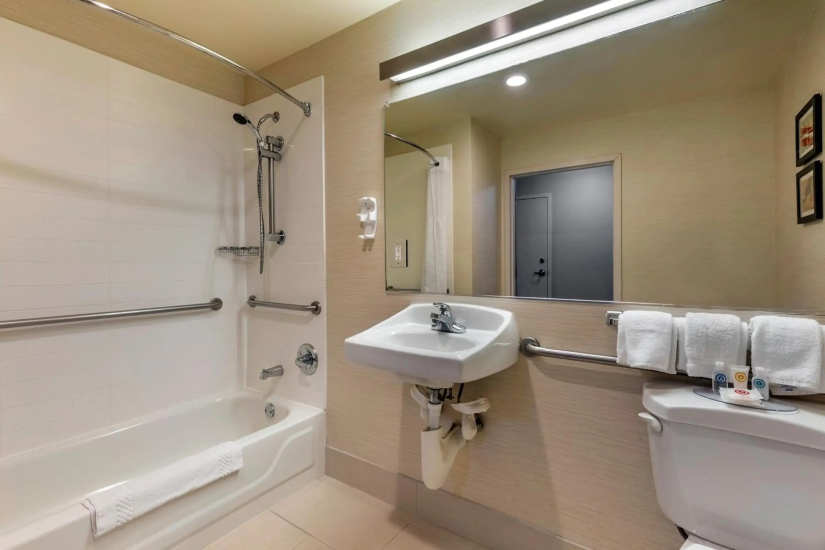 Photo - Comfort Inn & Suites North Dallas-Addison