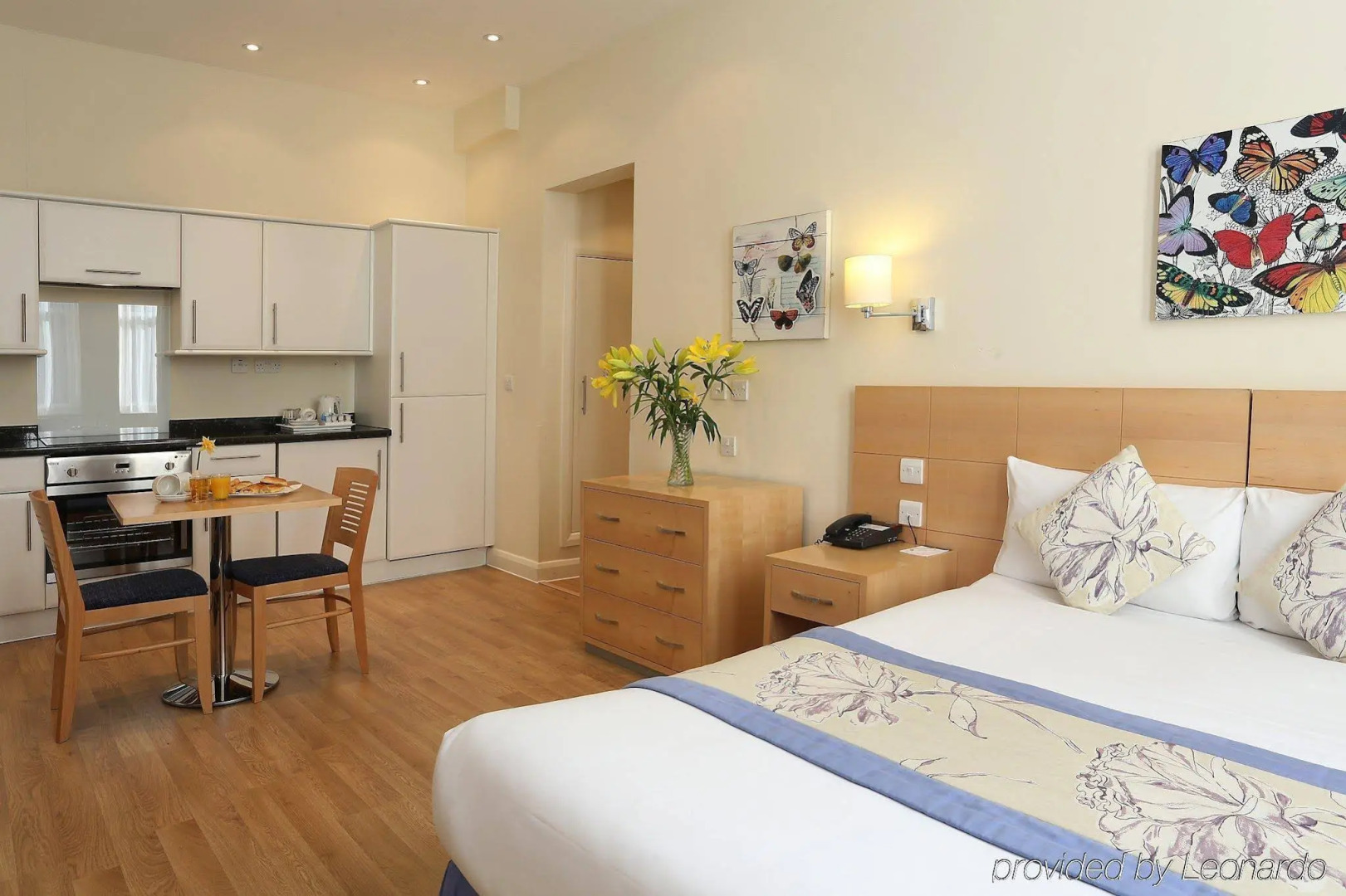 Photo - Oliver Plaza Hotel