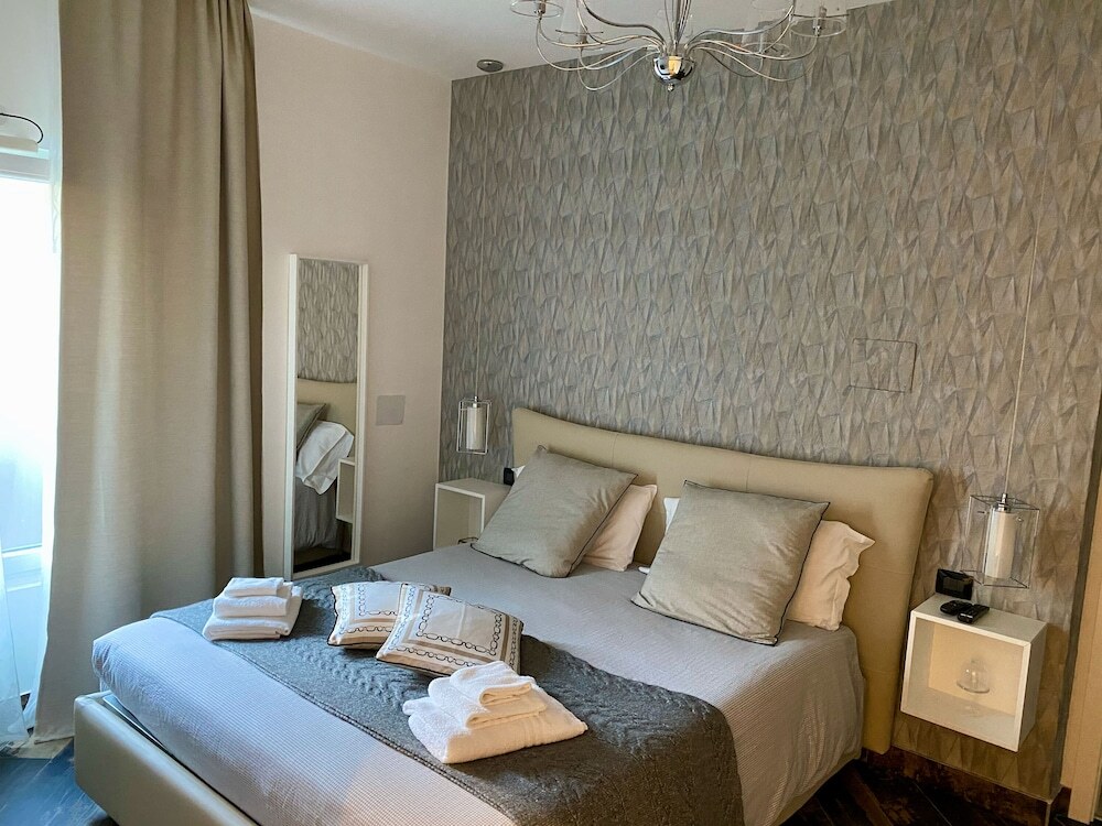 Photo - Gatto Bianco Le Mura