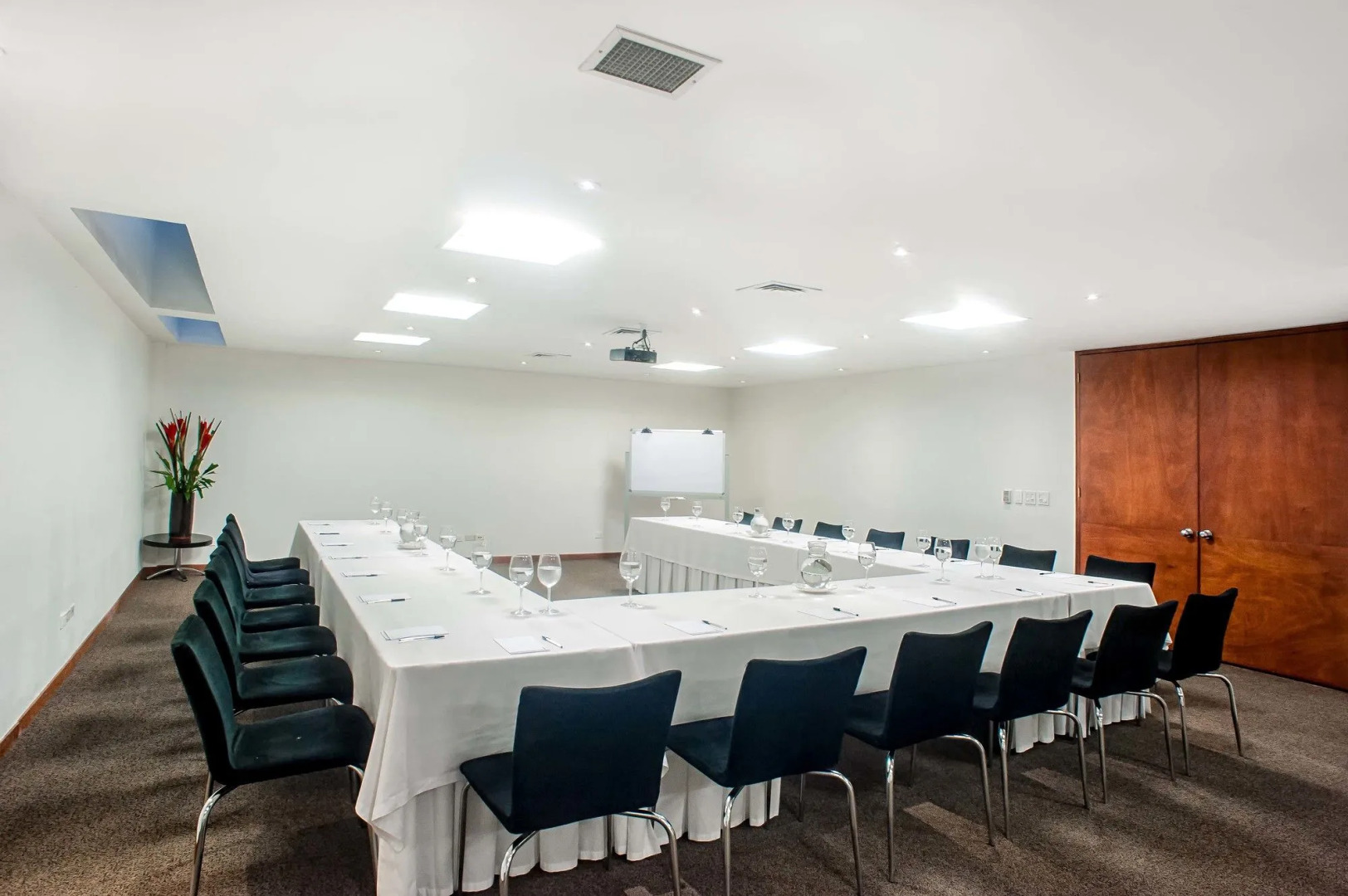 Photo - Richmond Suites Hotel