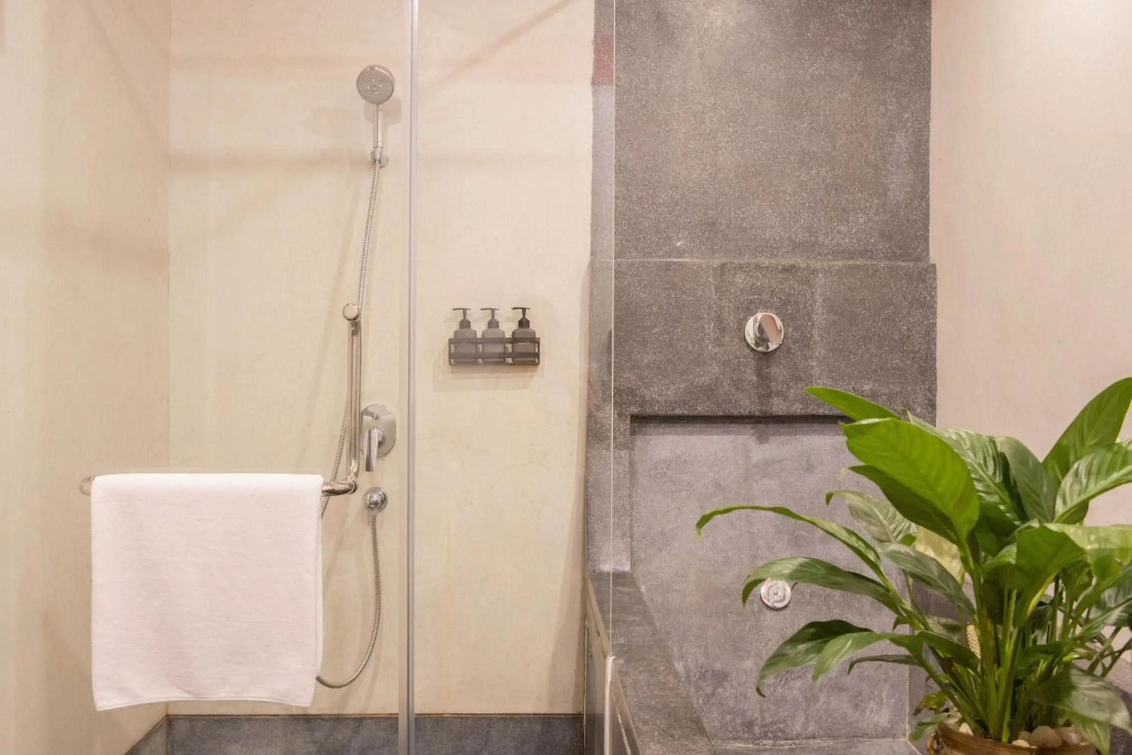 Photo - La Rose Suites