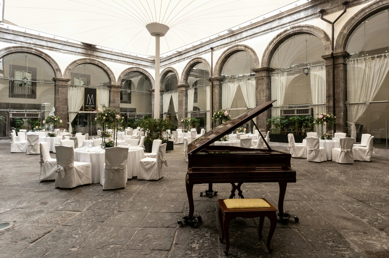 Foto - Palazzo Caracciolo Naples