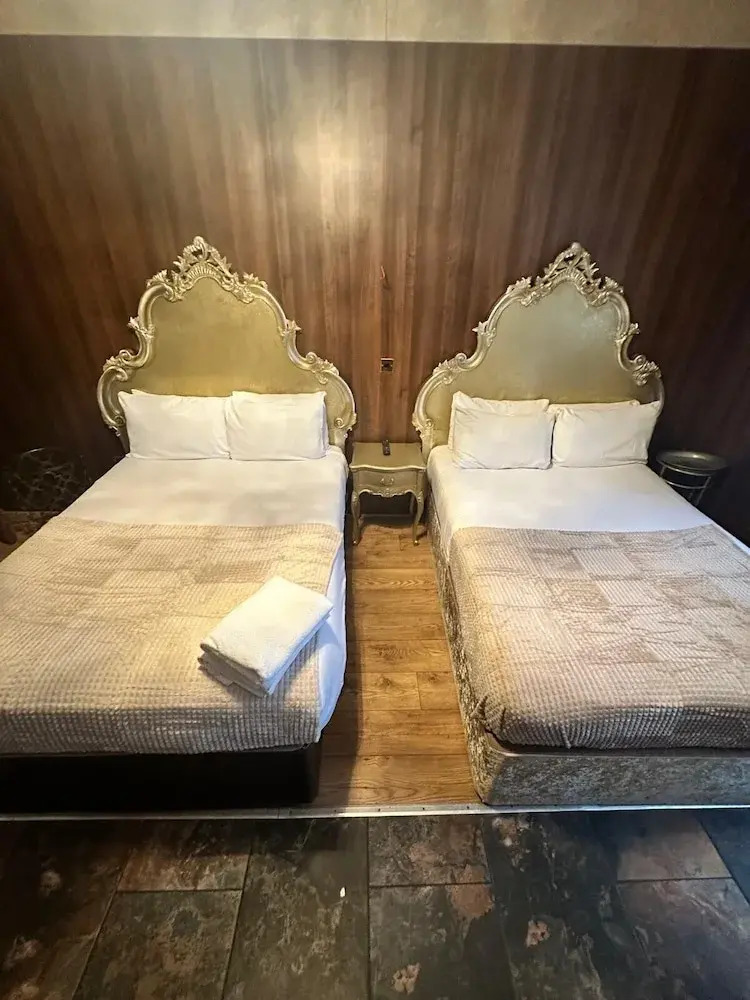 Photo - White Star Line Hotel