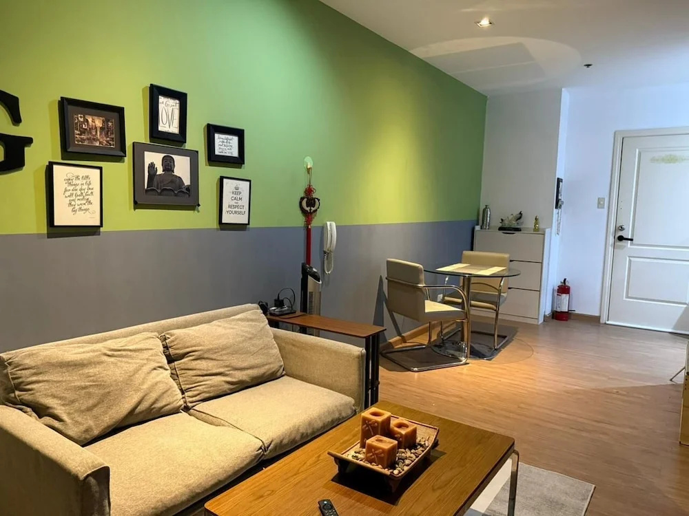 Gramercy 2 bedrooms w Balcony City View