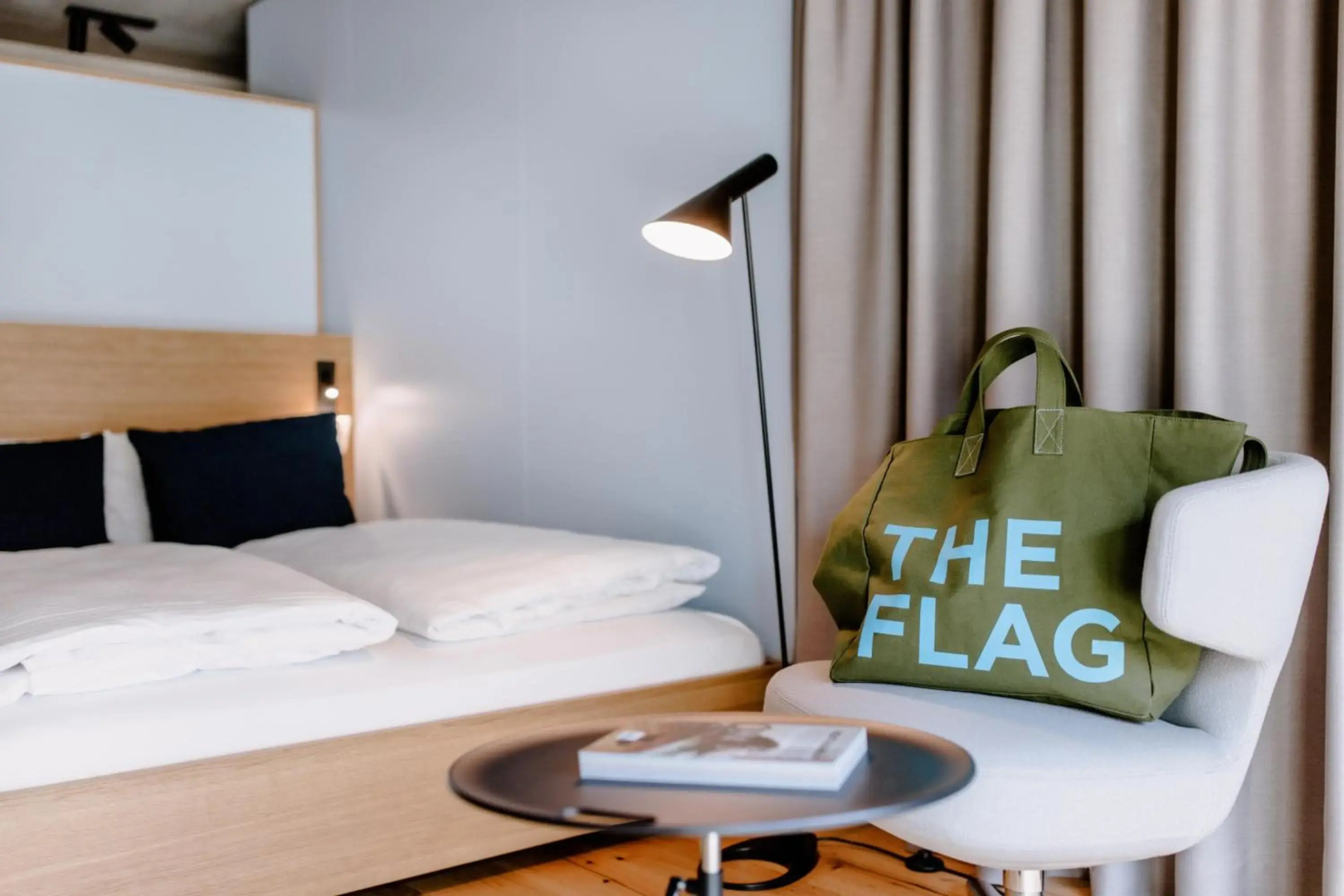Foto - THE FLAG West M.