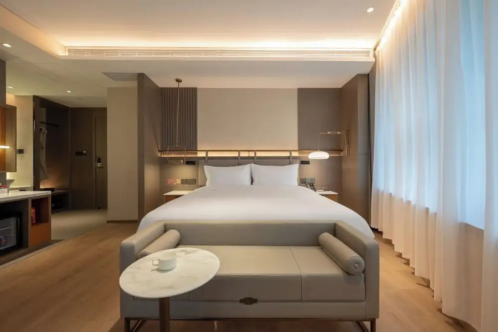 World Hotel (Jinan CBD Dingjiazhuang Subway Station)