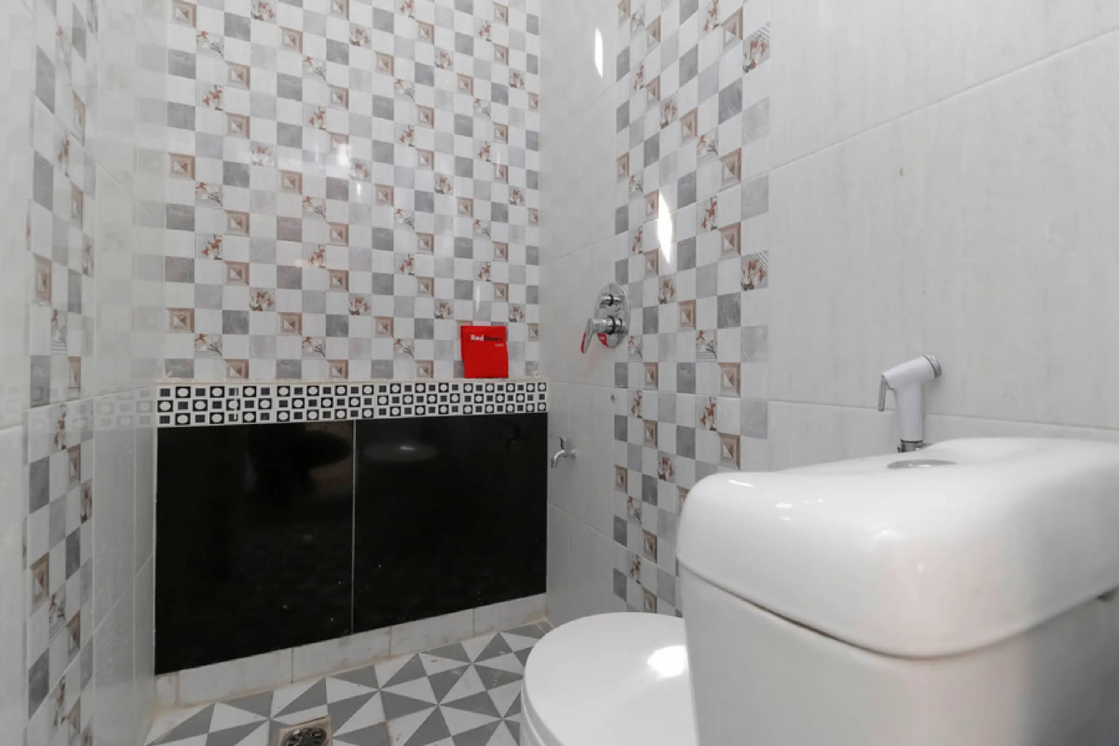 Photo - RedDoorz Plus near RS Royal Prima
