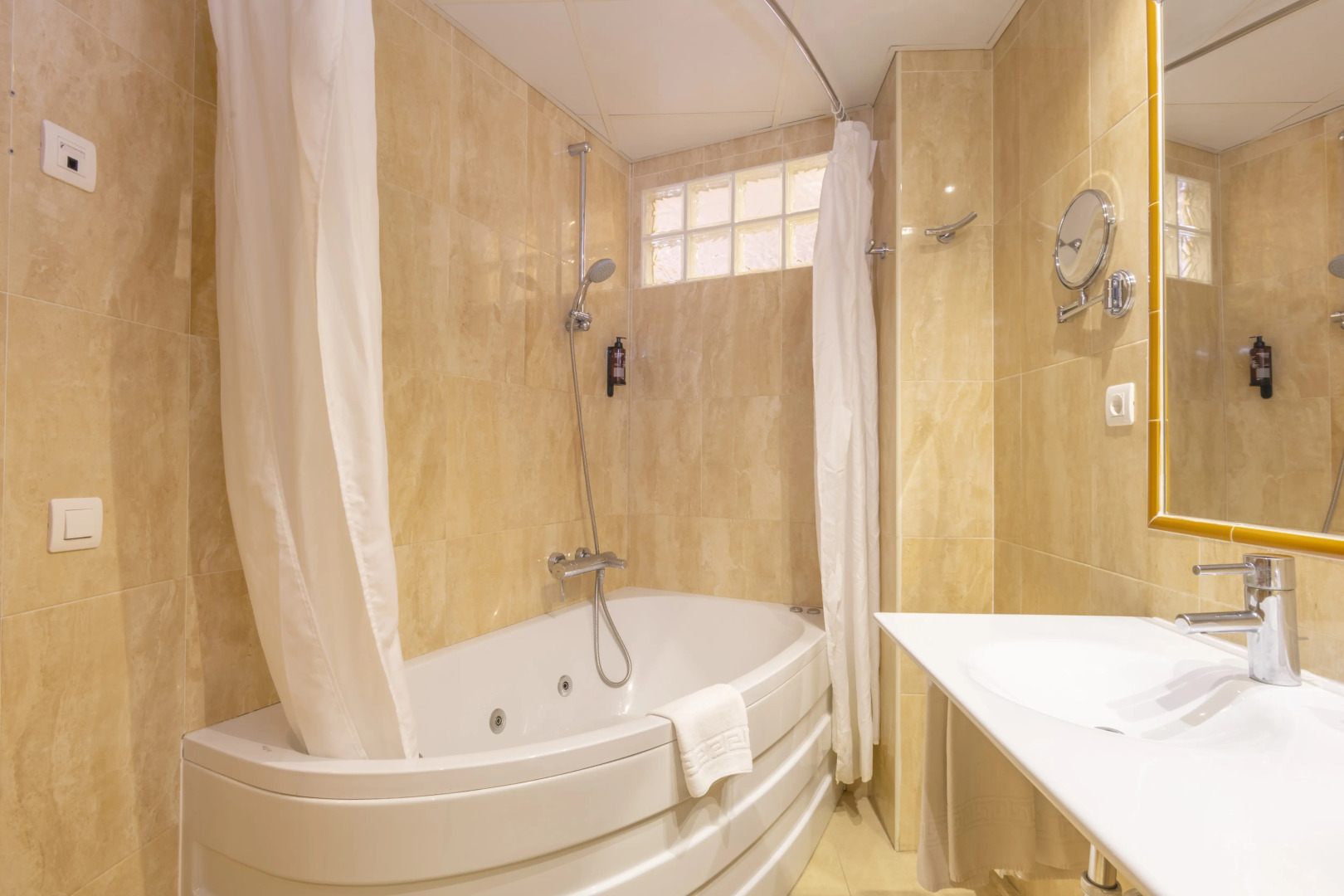 Photo - Hotel Parasol by Dorobe