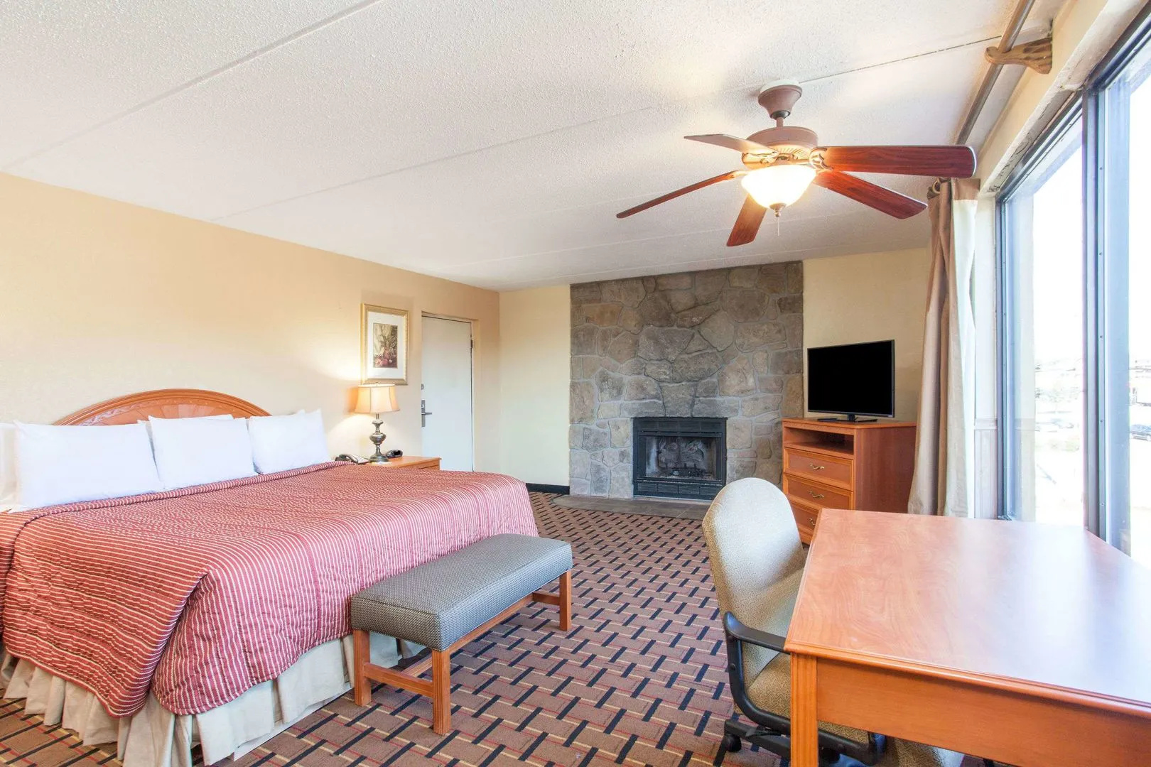 Photo - Clarion Inn & Suites near the Leconte Center Pigeon Forge