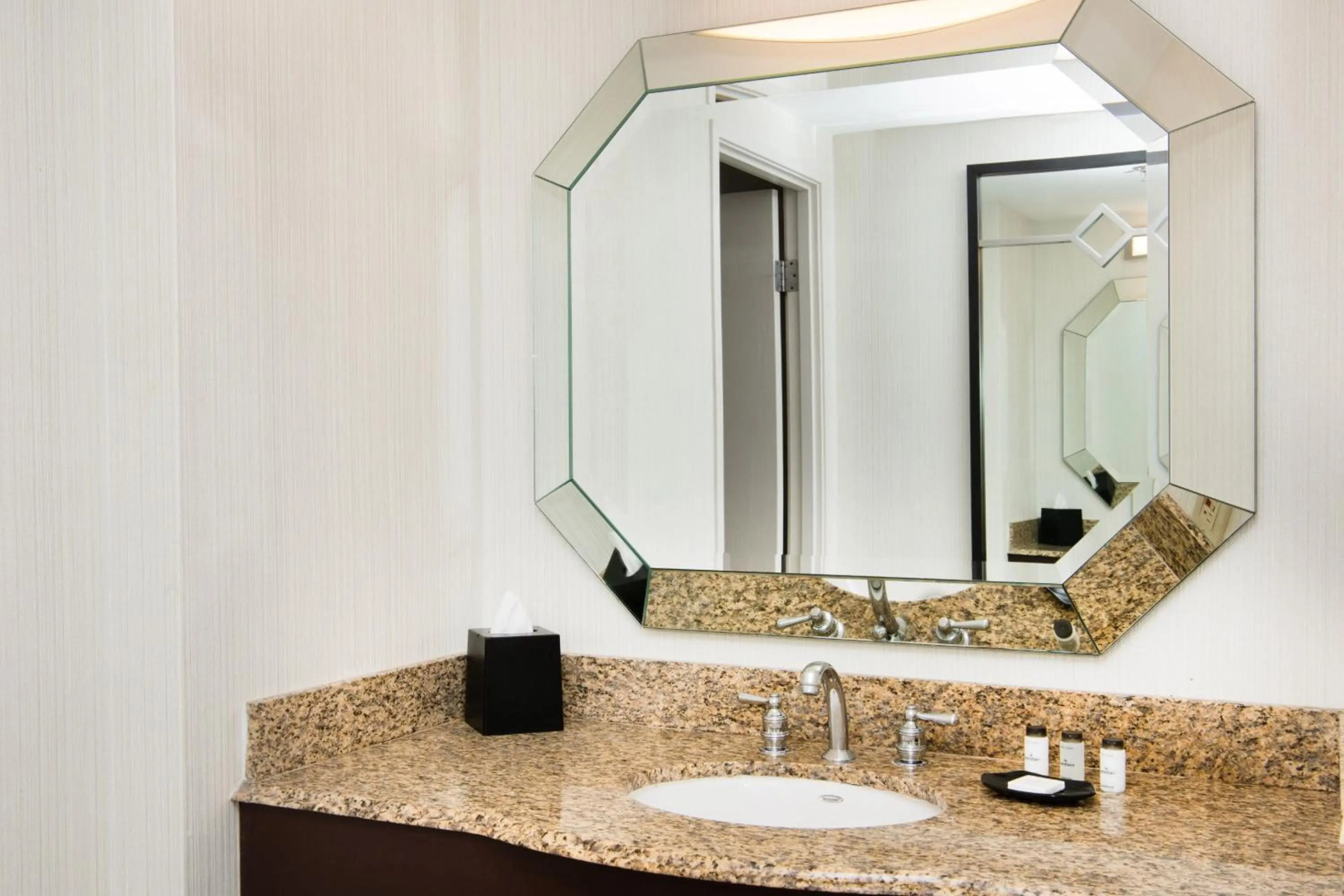 Photo - Sheraton Mission Valley San Diego Hotel