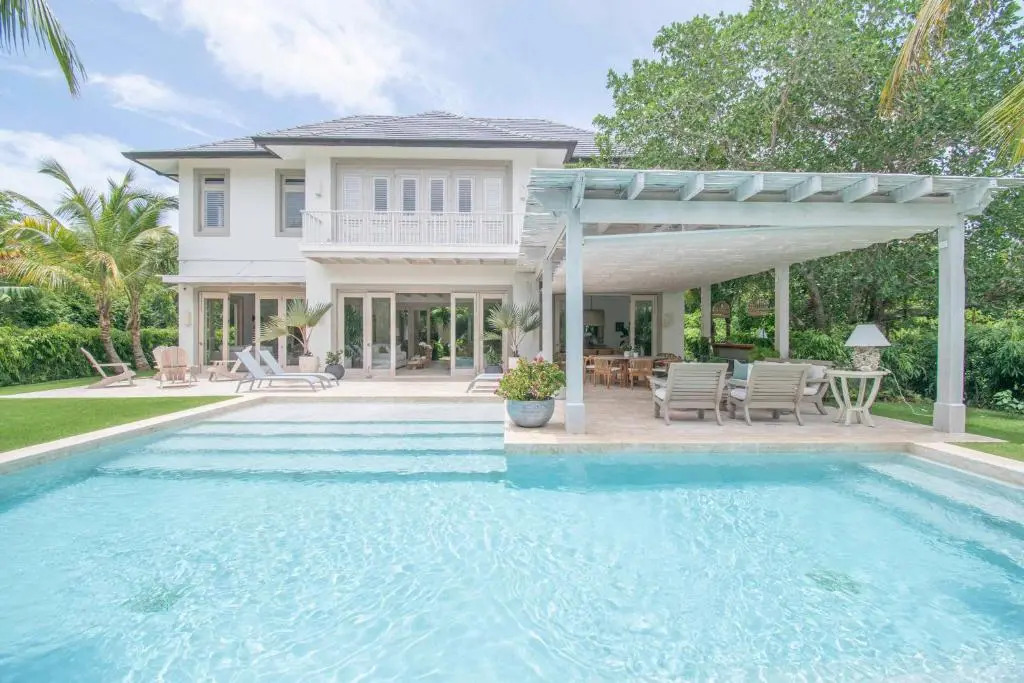 Foto - Stylish fully-staffed villa near beach and lagoons in exclusive golf resort