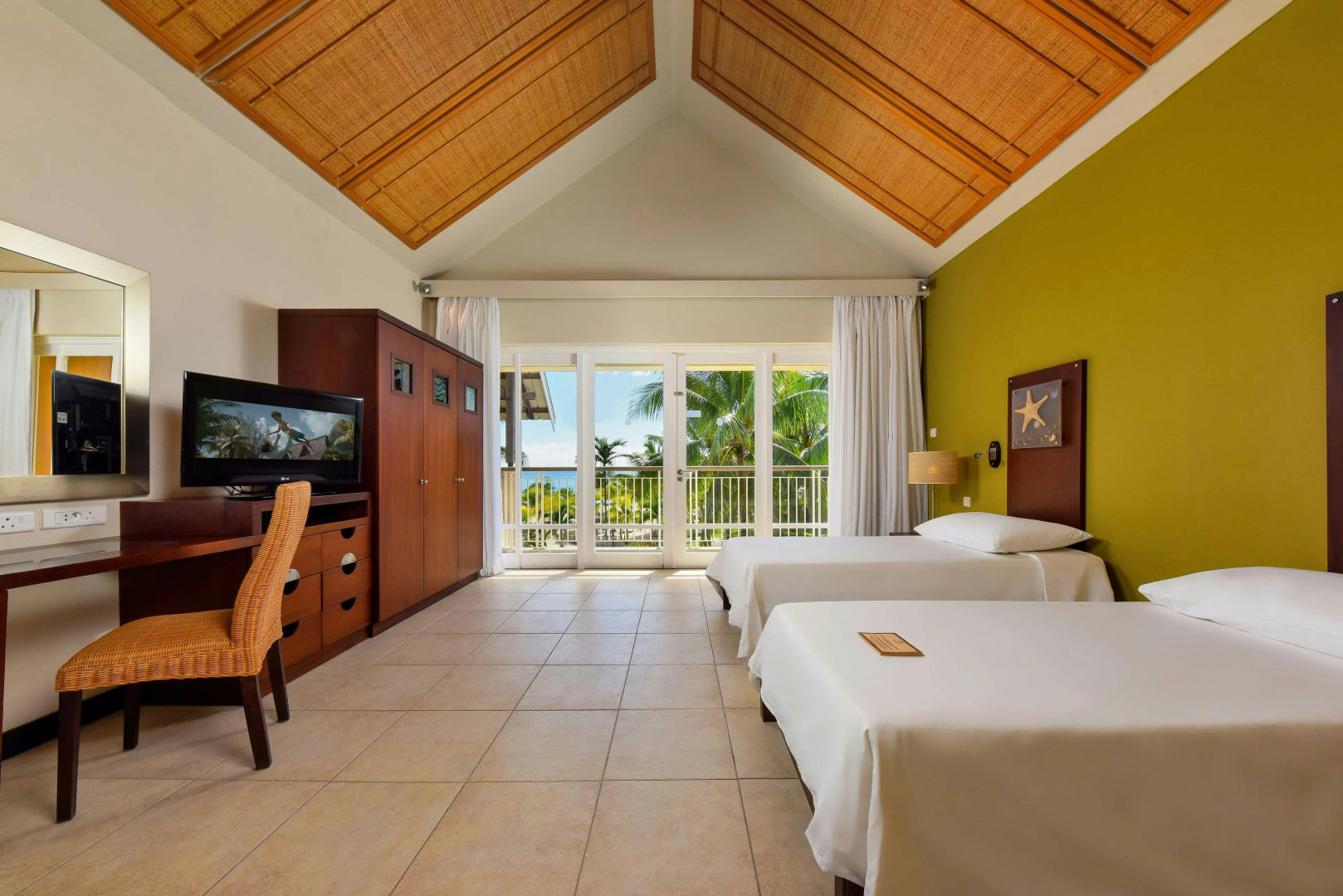 Photo - Victoria Beachcomber Resort & Spa