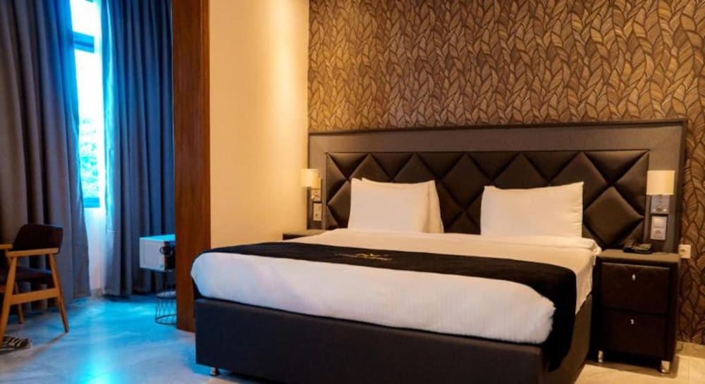Home Free Hotel