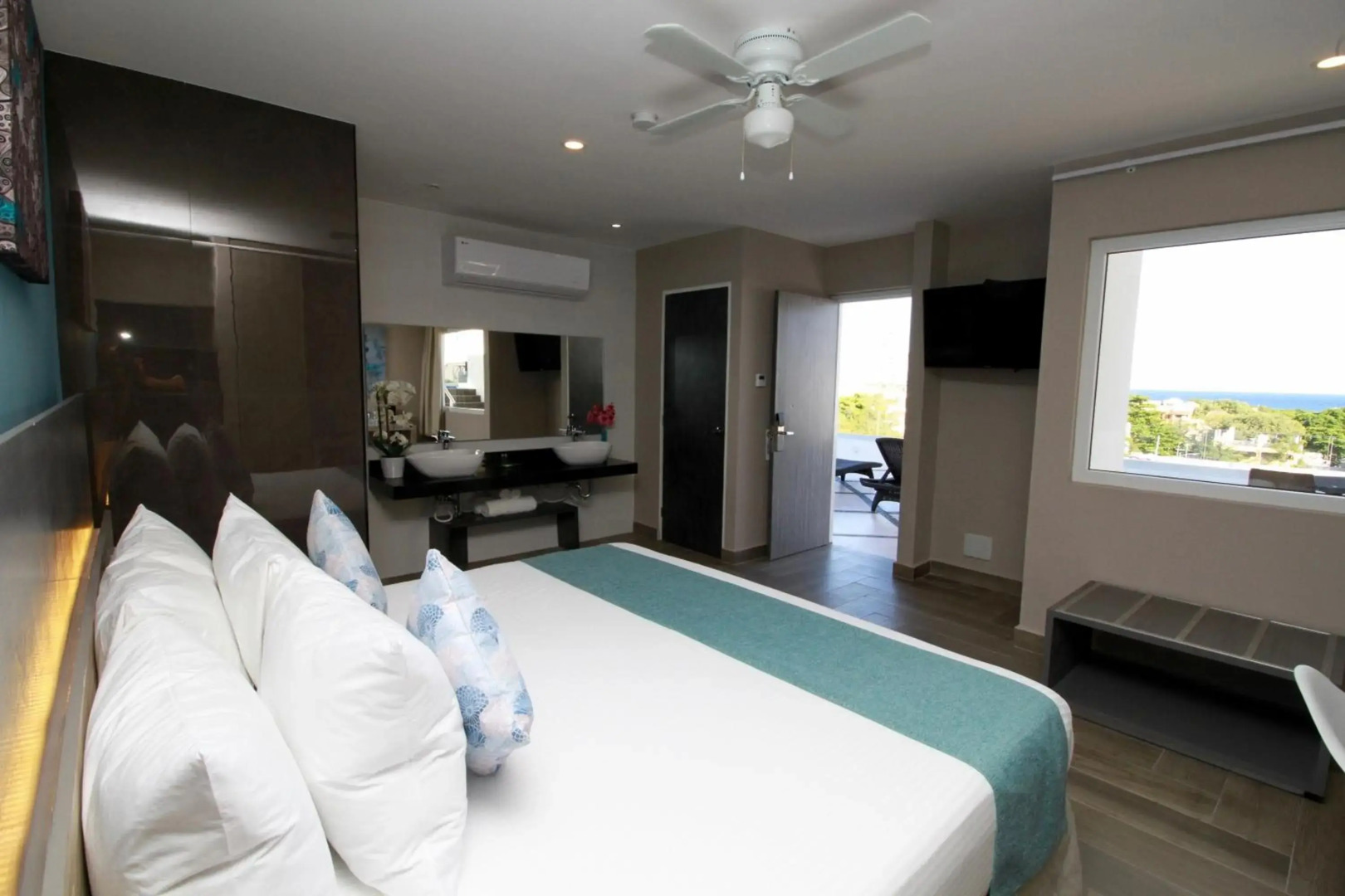 Photo - Illusion Xpress I Attraction Hotel Deluxe