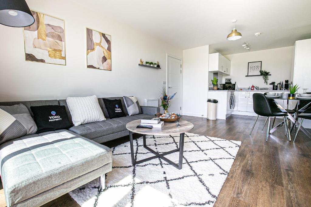 Penthouse Apartment - City Centre - Free Parking, Balcony, Fast Wifi and Smart TV with Netflix by Yoko Property