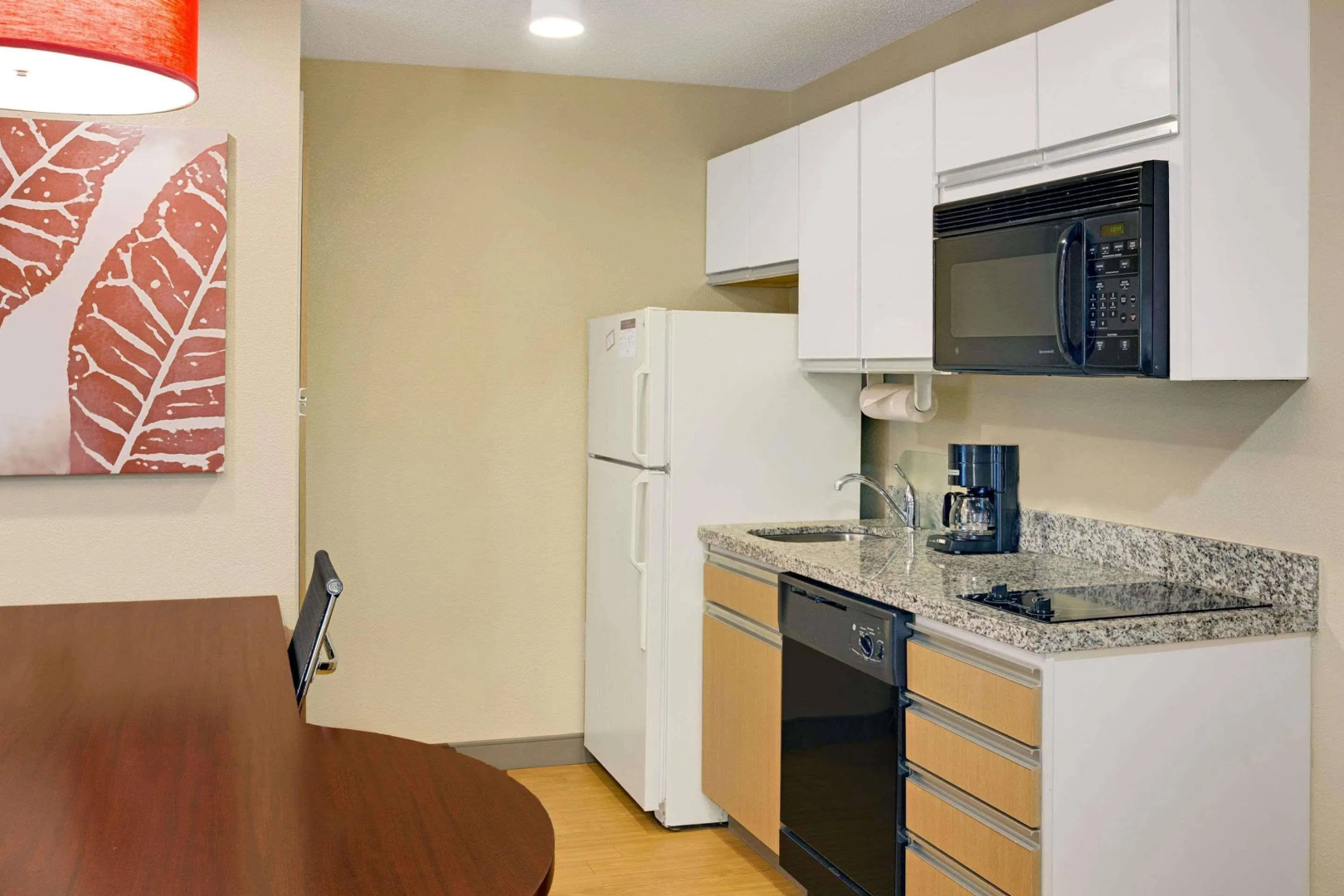 Foto - Suburban Studios Charlotte – Executive Park