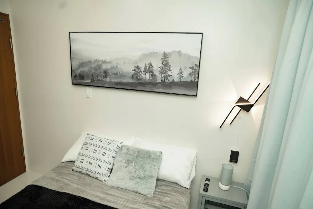 2-bedroom Elegant Condo With Sunrise & Mountain View