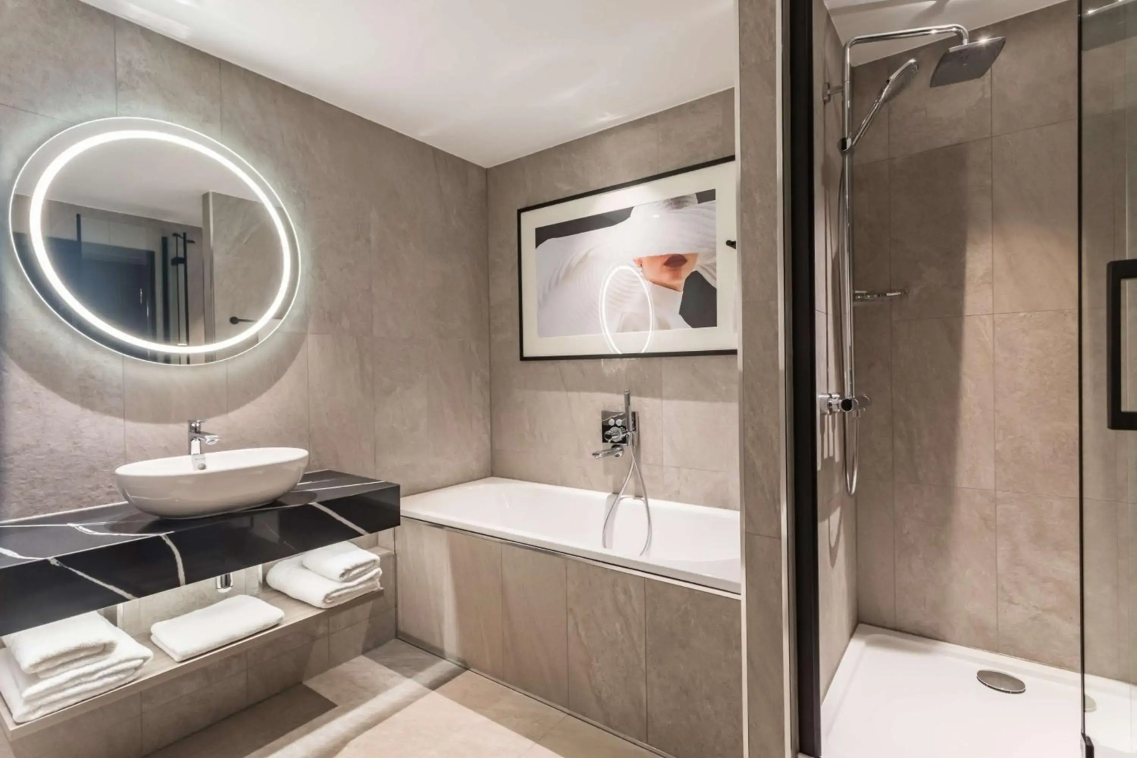 Photo - Radisson RED London Heathrow