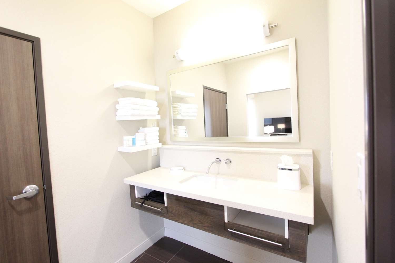 Photo - Hampton Inn & Suites Dallas Market Center