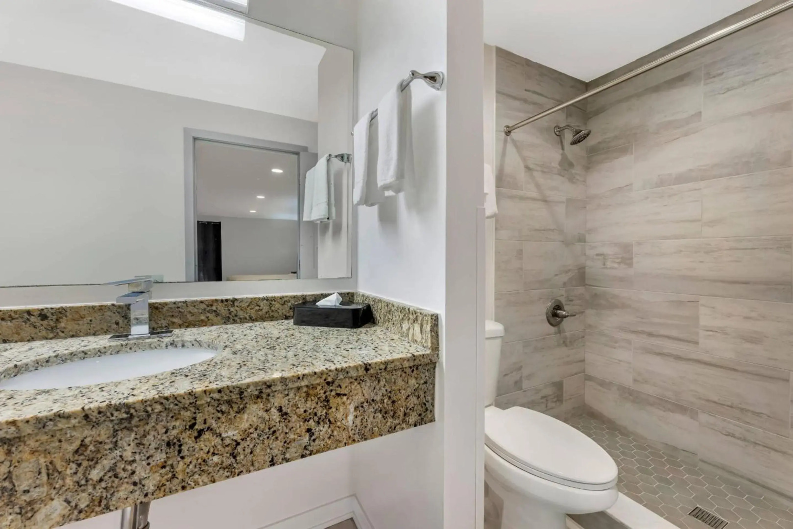 Photo - Rodeway Inn Lyons - La Grange