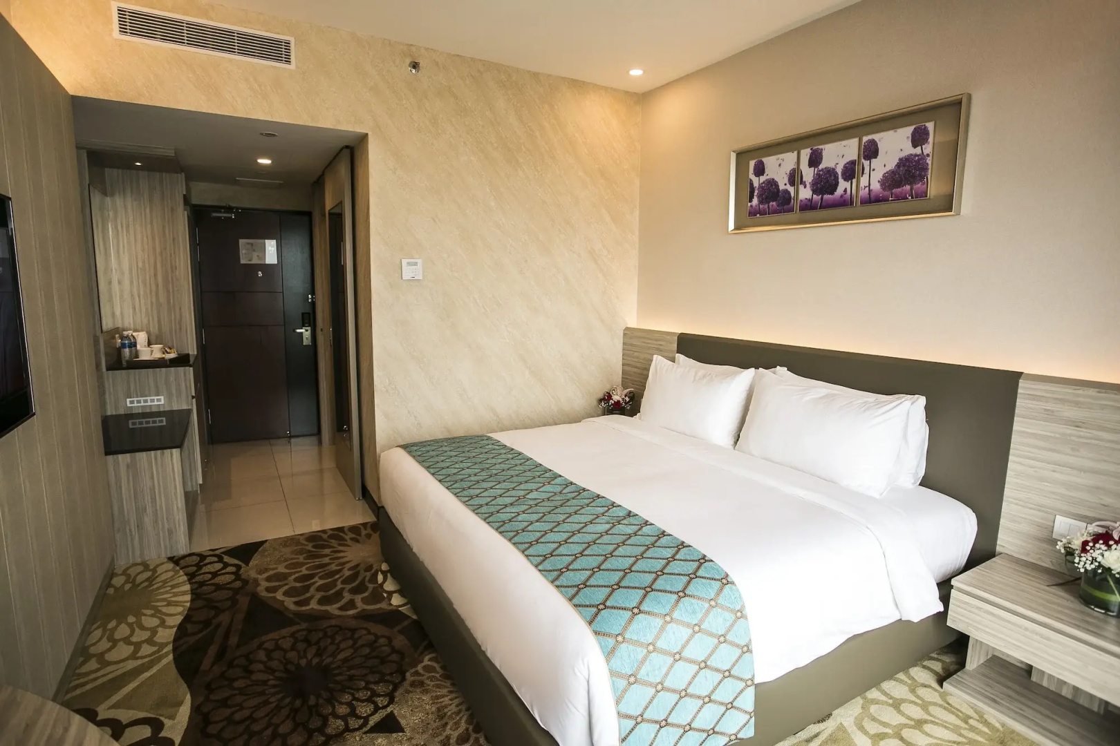 Photo - V8 Hotel