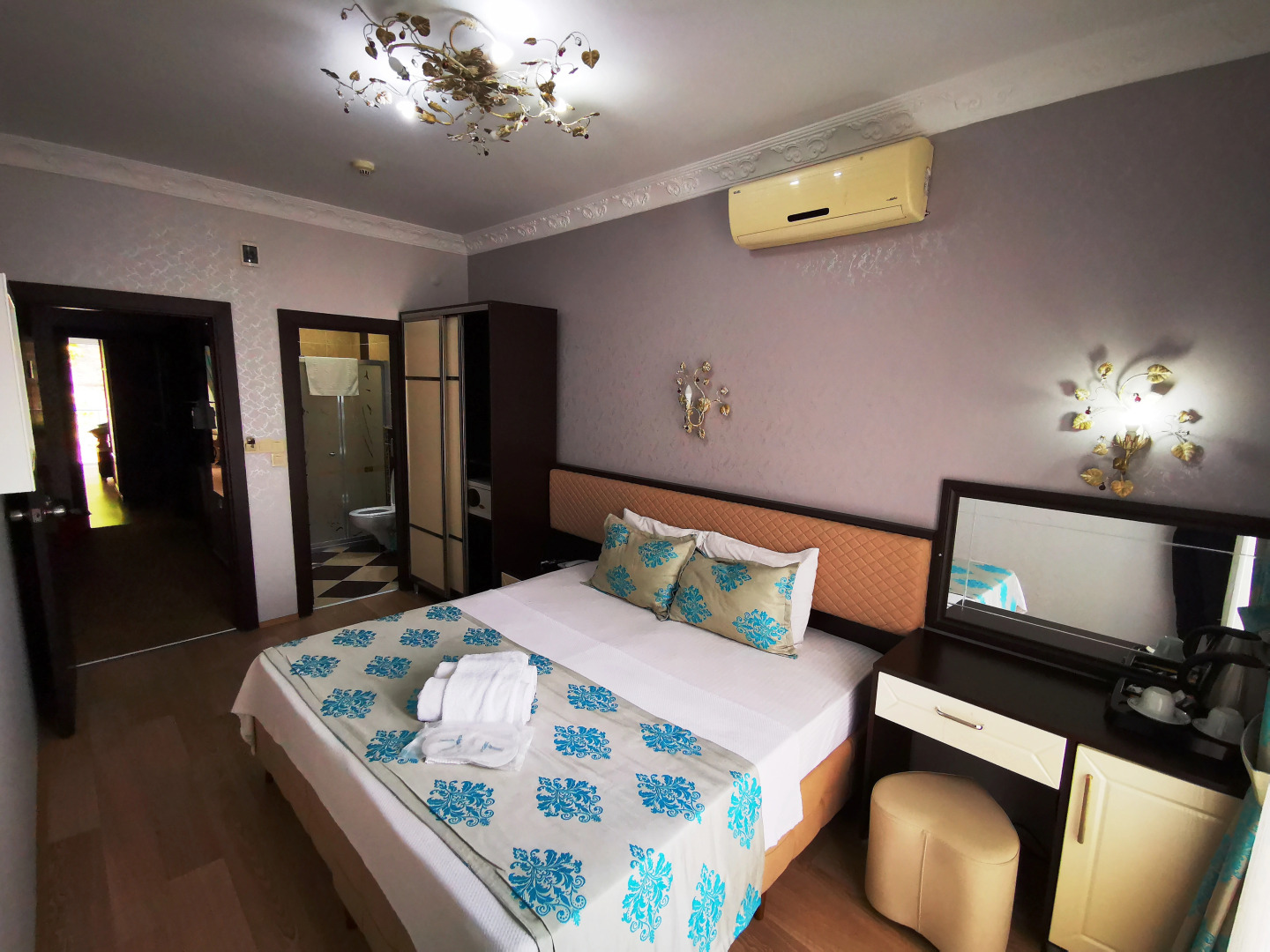 Photo - Hotel Broken Column