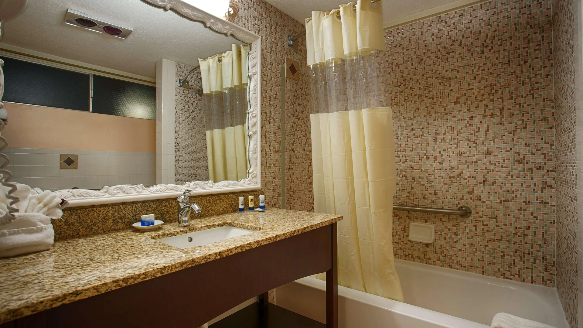 Photo - Best Western Plus Yacht Harbor Inn
