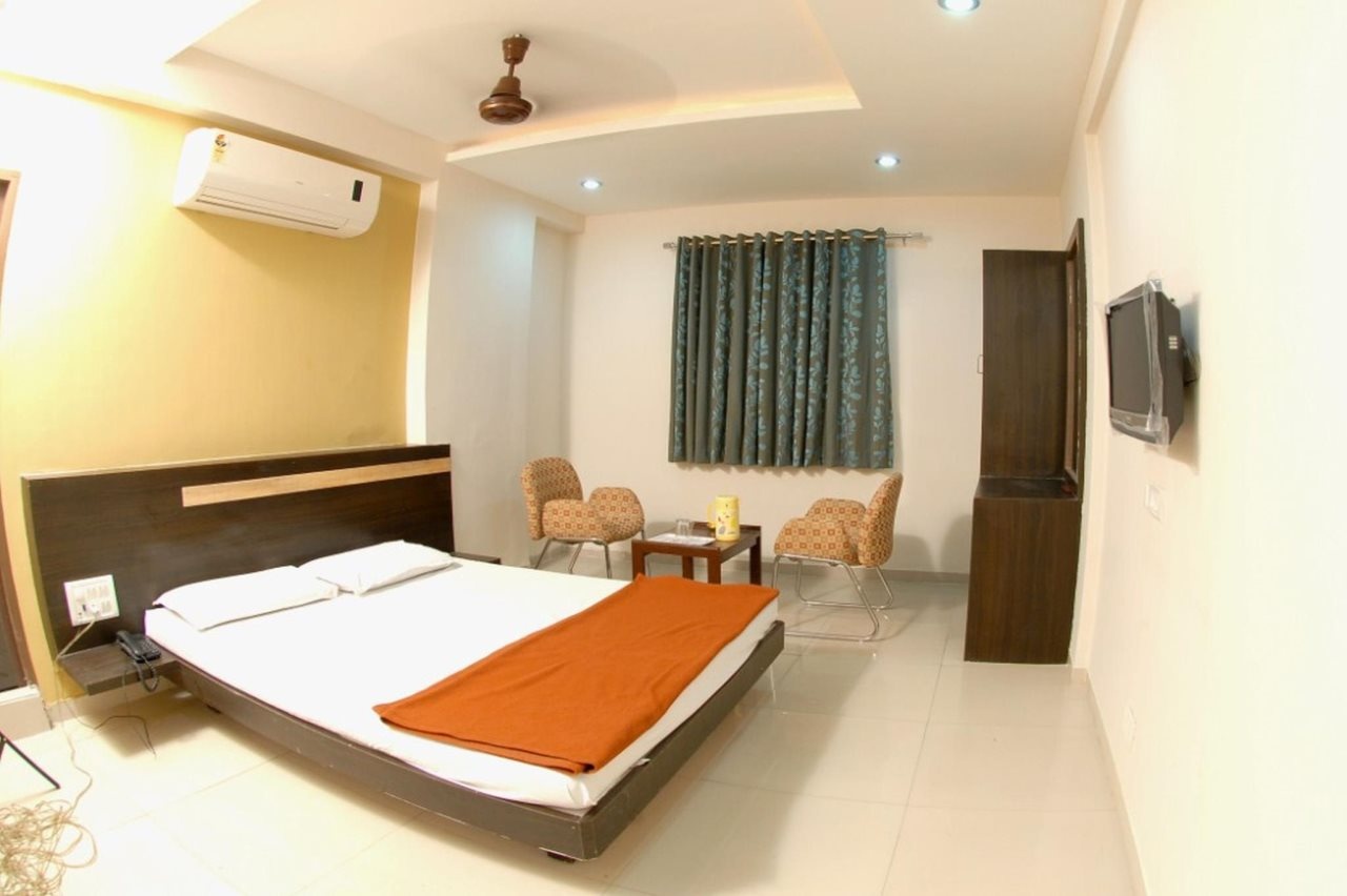 Hotel Rahi Local Unmarried Nri Not Alloewed