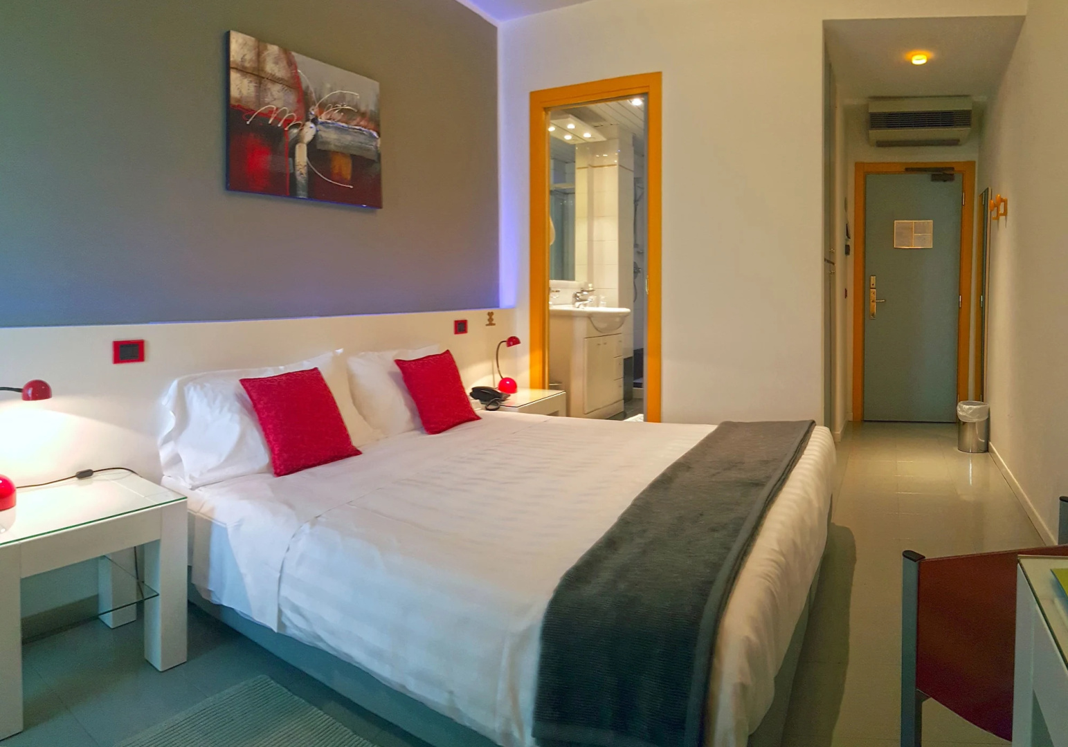 Photo - Monaco Suites Hotel