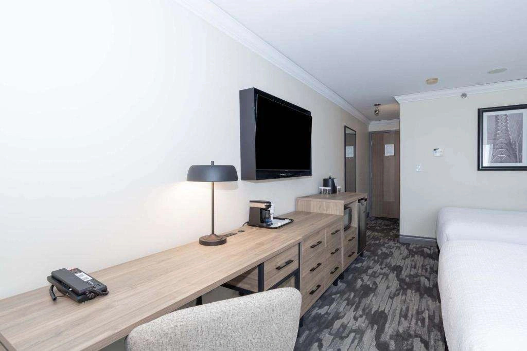 Photo - Sandman Signature Toronto Airport Hotel