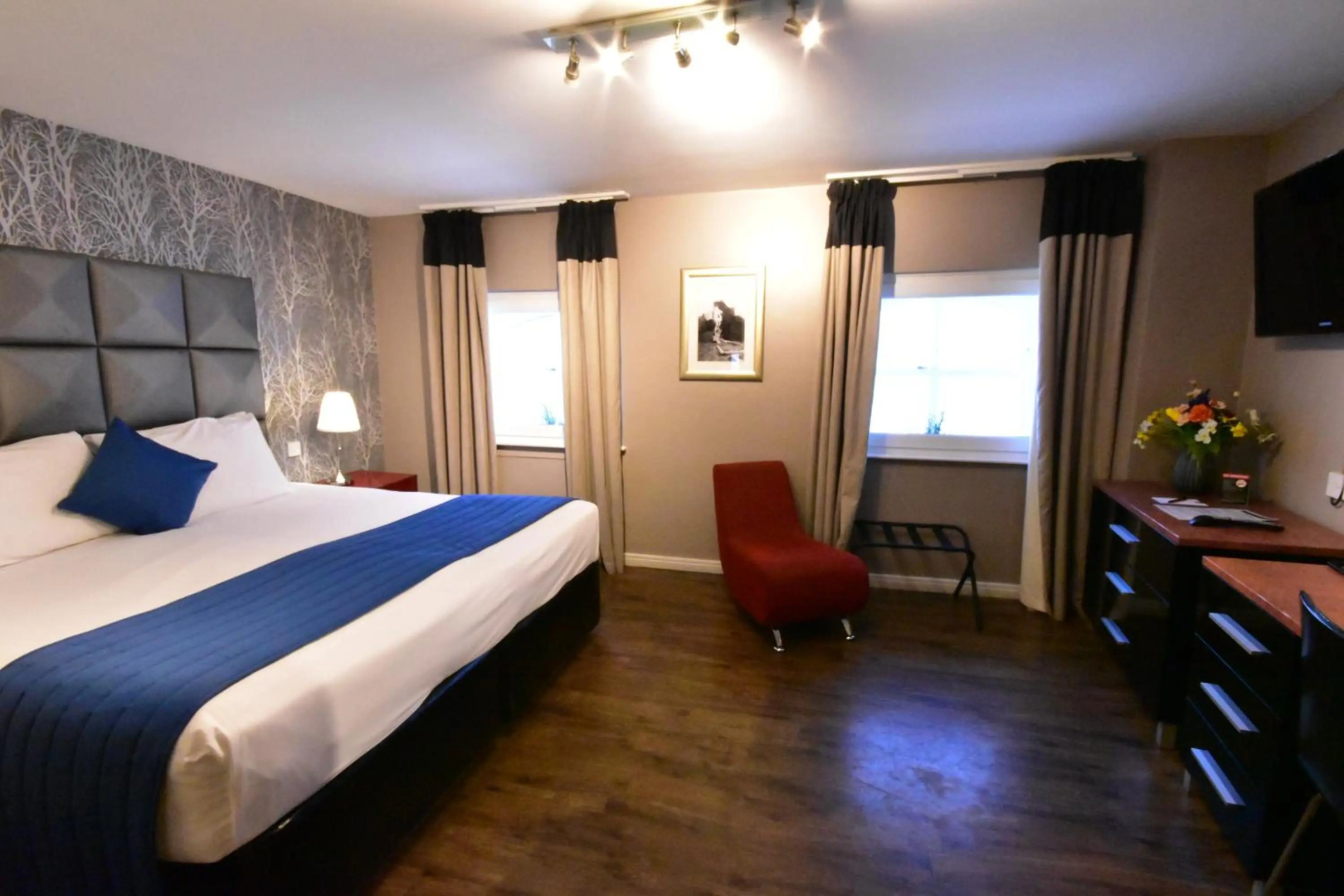 Photo - Royal Hotel Cardiff by Belvilla